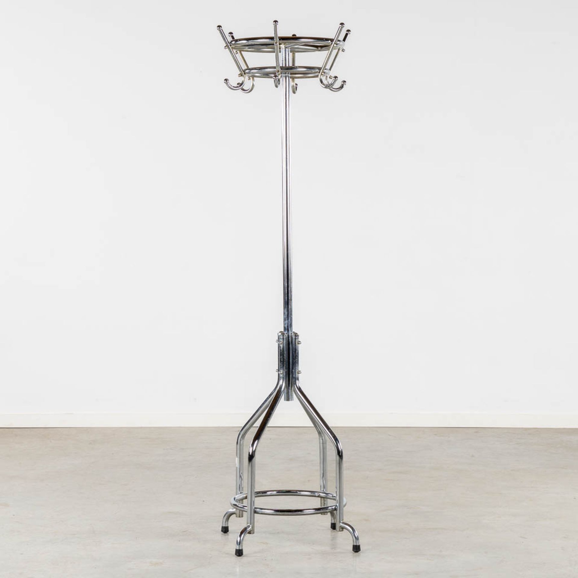 Tubax, a mid-century coathanger. Chromed metal. (H:173 x D:58 cm) - Bild 3 aus 8