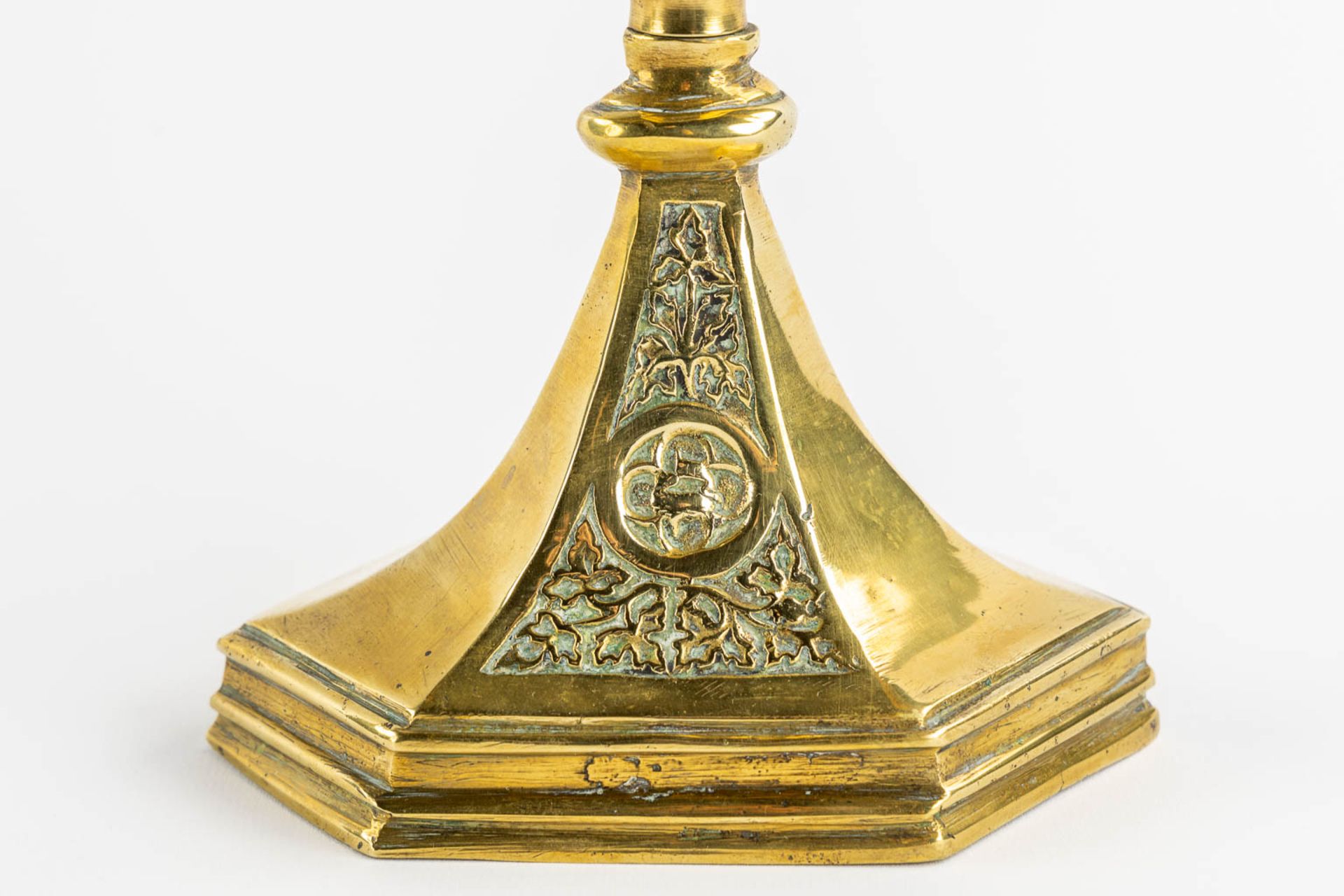 An altar crucifix with two matching candelabra. Gilt brass. Gothic Revival. (L:20 x W:29 x H:60 cm) - Bild 8 aus 14