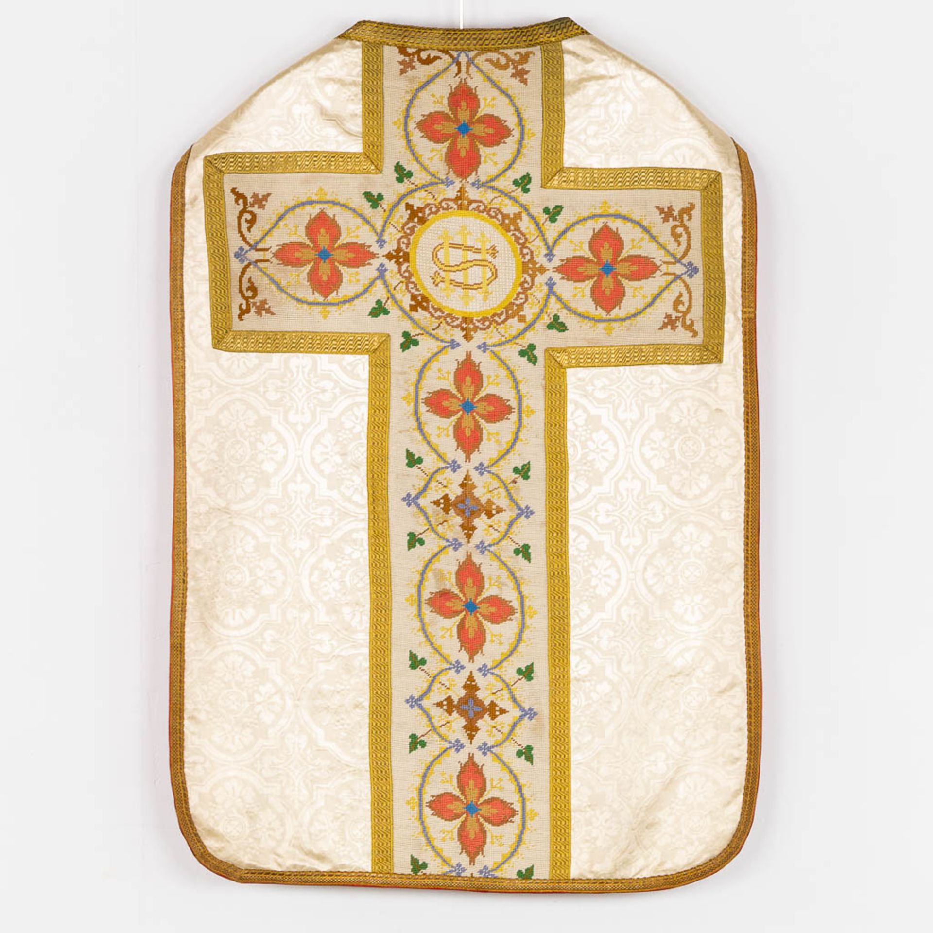 A Humeral Veil and Four Roman Chasubles, embroideries with an IHS and floral decor. - Image 23 of 29