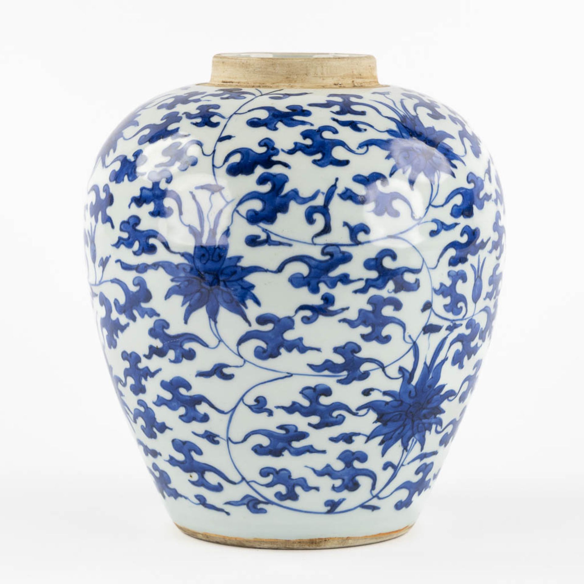 A Chinese jar, blue-white scrolling lotus, 20th C. (H:25 x D:21 cm) - Bild 5 aus 9
