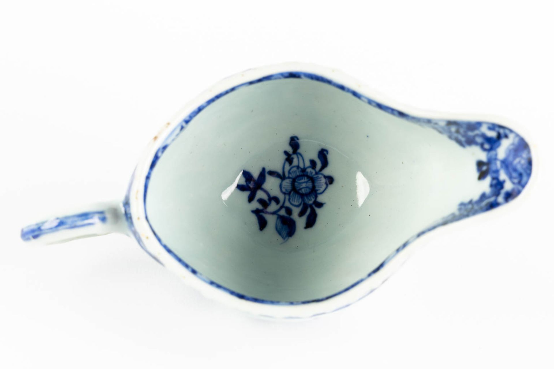 A Chinese saucer, blue-white decor. (L:10 x W:18 x H:8 cm) - Bild 2 aus 7