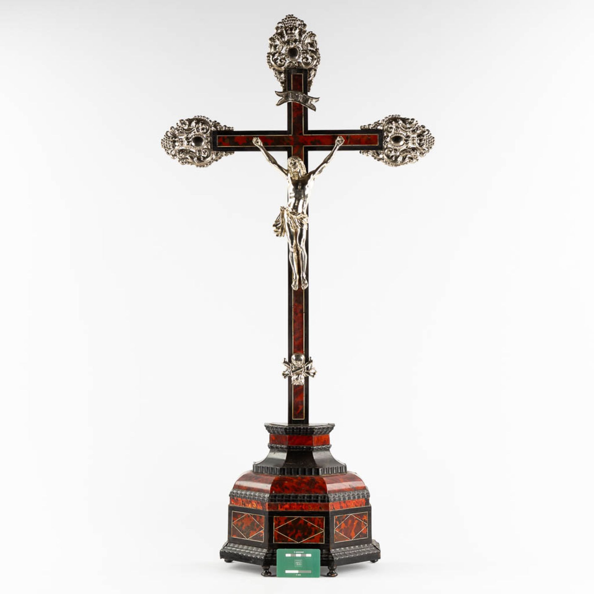 An exceptional crucifix, ebonised wood, tortoise shell inlay and silver-plated metal. 17th/18th C. ( - Bild 2 aus 13