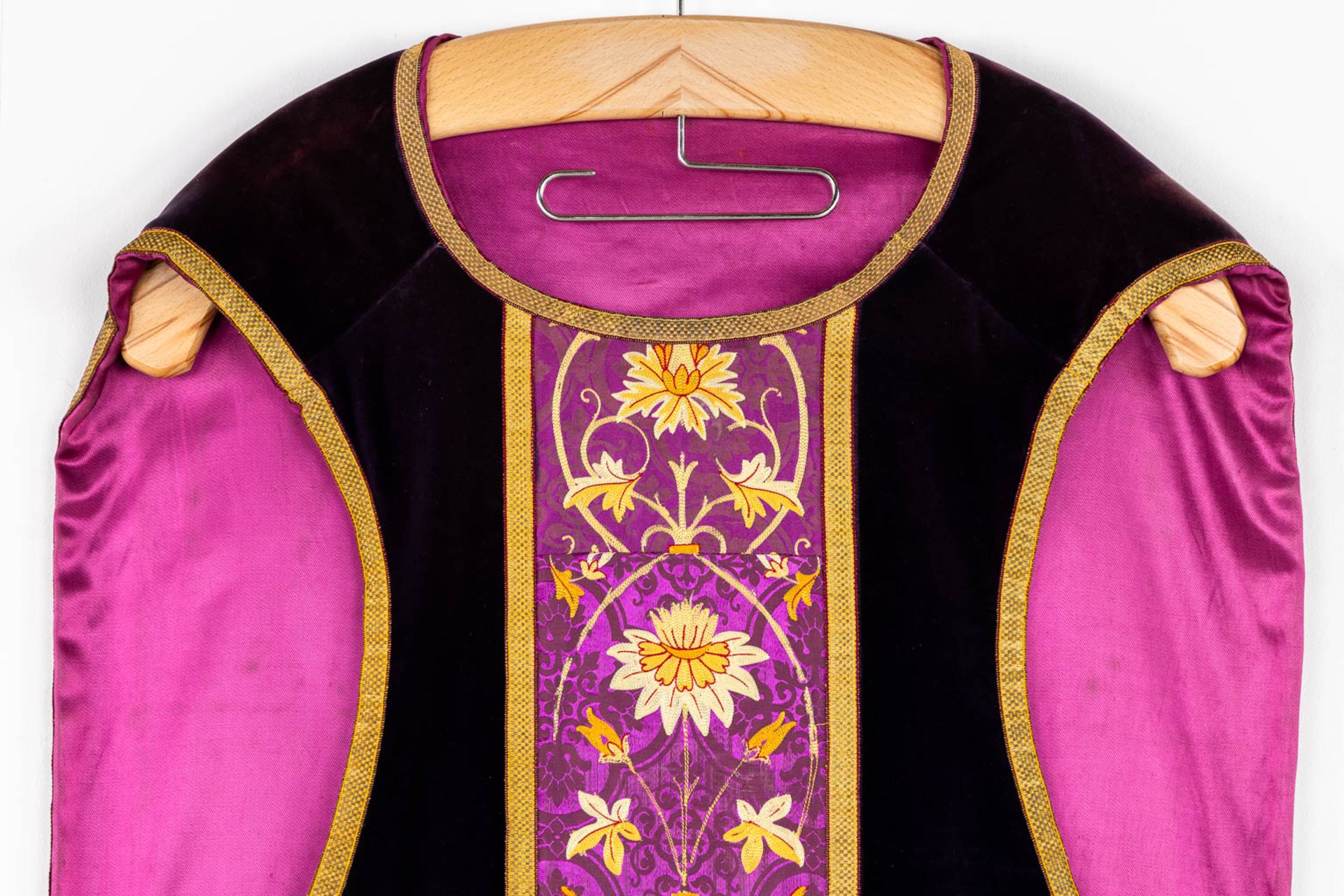 A Cope, Chasuble and Roman Chasuble, Stola with Embroideries. - Bild 12 aus 21