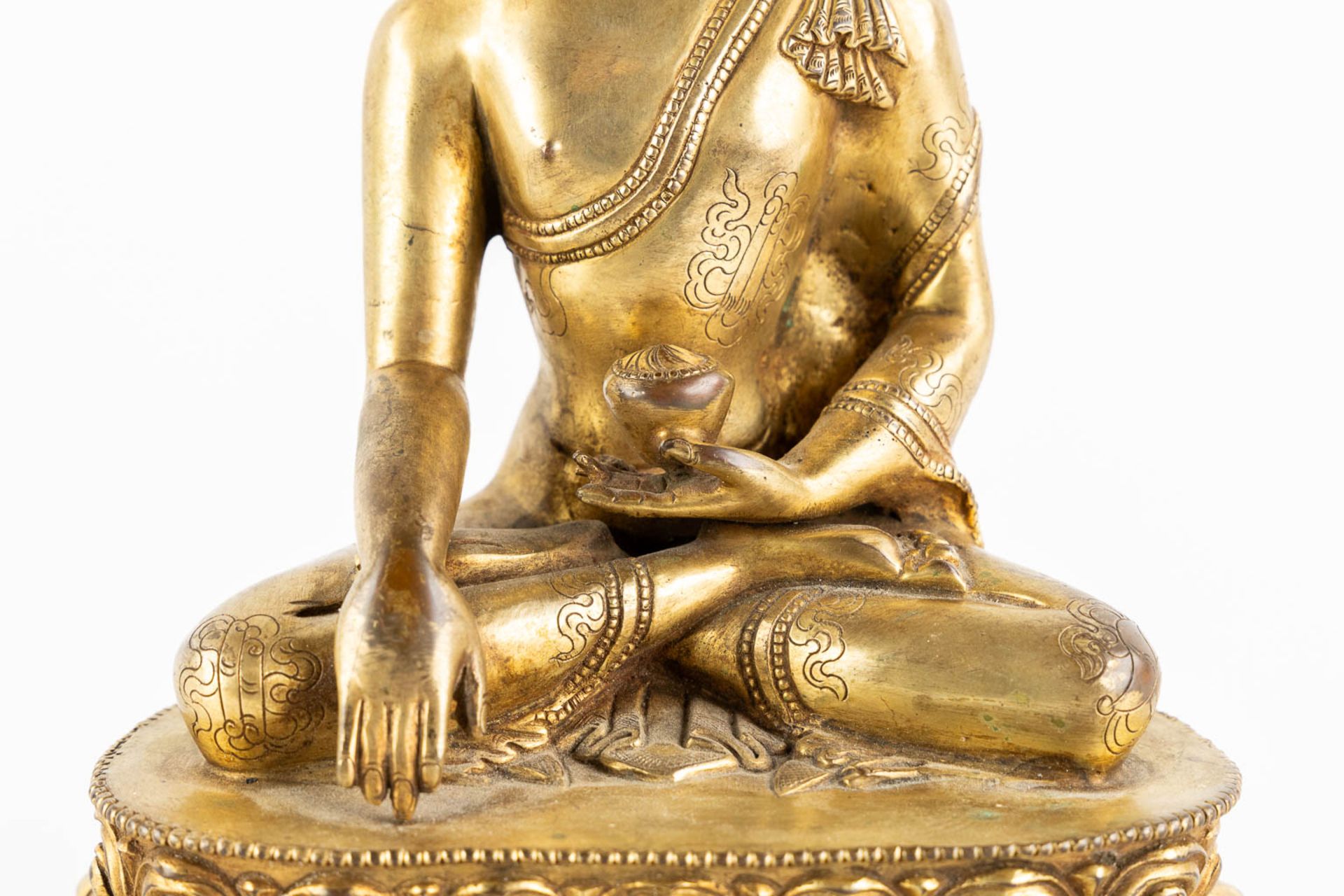A seated buddha figurine, on a lotus flower. Gilt bronze. (L:15 x W:19 x H:22 cm) - Bild 9 aus 10