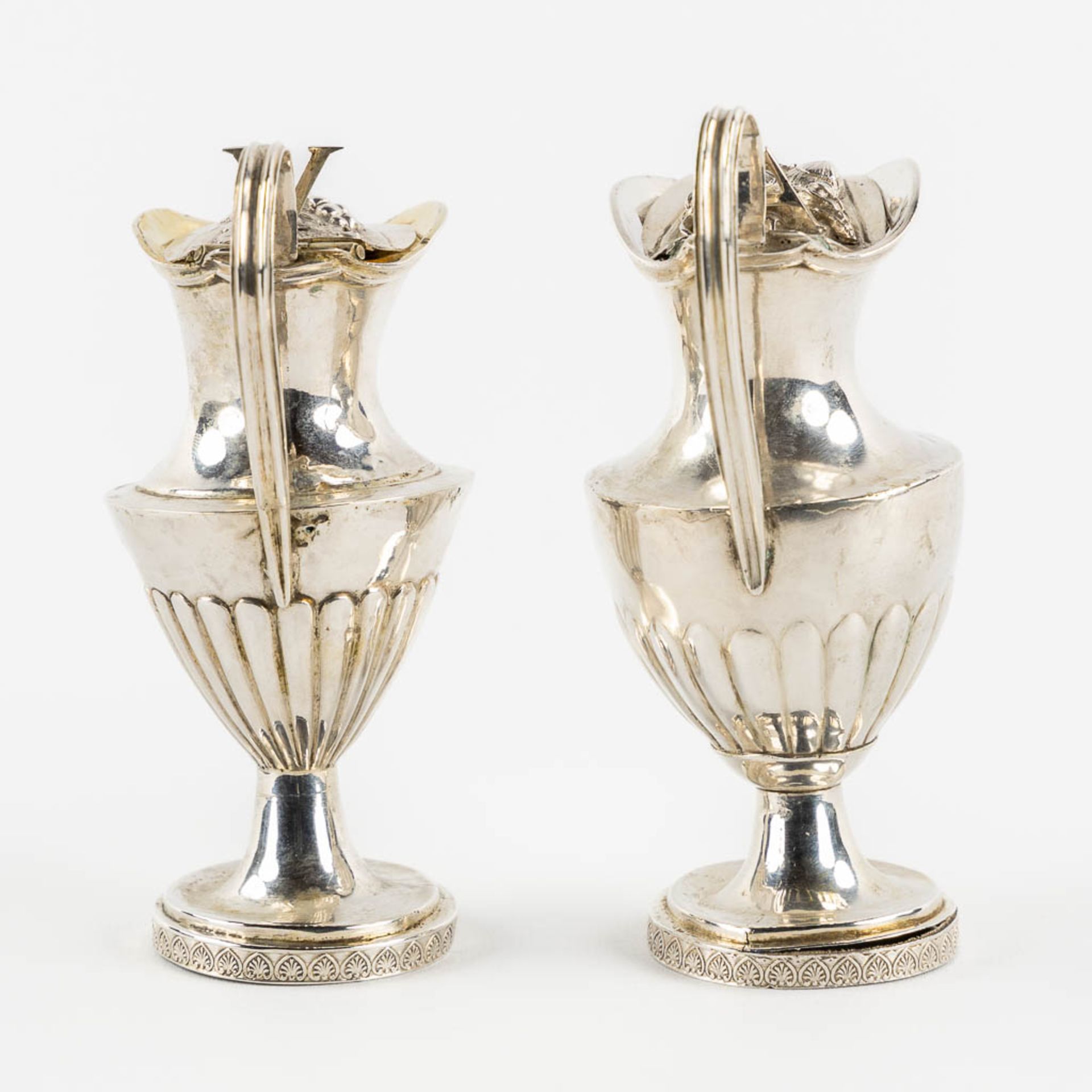A pair of silver water and wine cruets. Europe, 18th/19th C. (L:5,3 x W:8,5 x H:12 cm) - Bild 5 aus 11