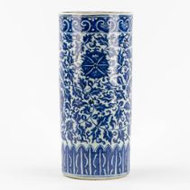 A Chinese 'Hat Stand' with scrolling lotus, blue-white decor. 18th/19th C. (H:34 x D:15 cm)