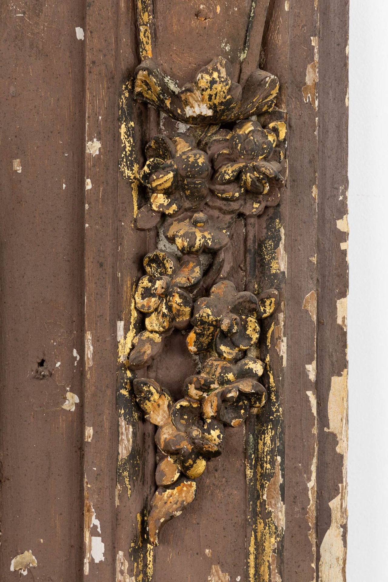An antique shrine with angel figurines, brown patinated sculptured wood, 18th C. (W:106 x H:140 cm) - Bild 7 aus 10