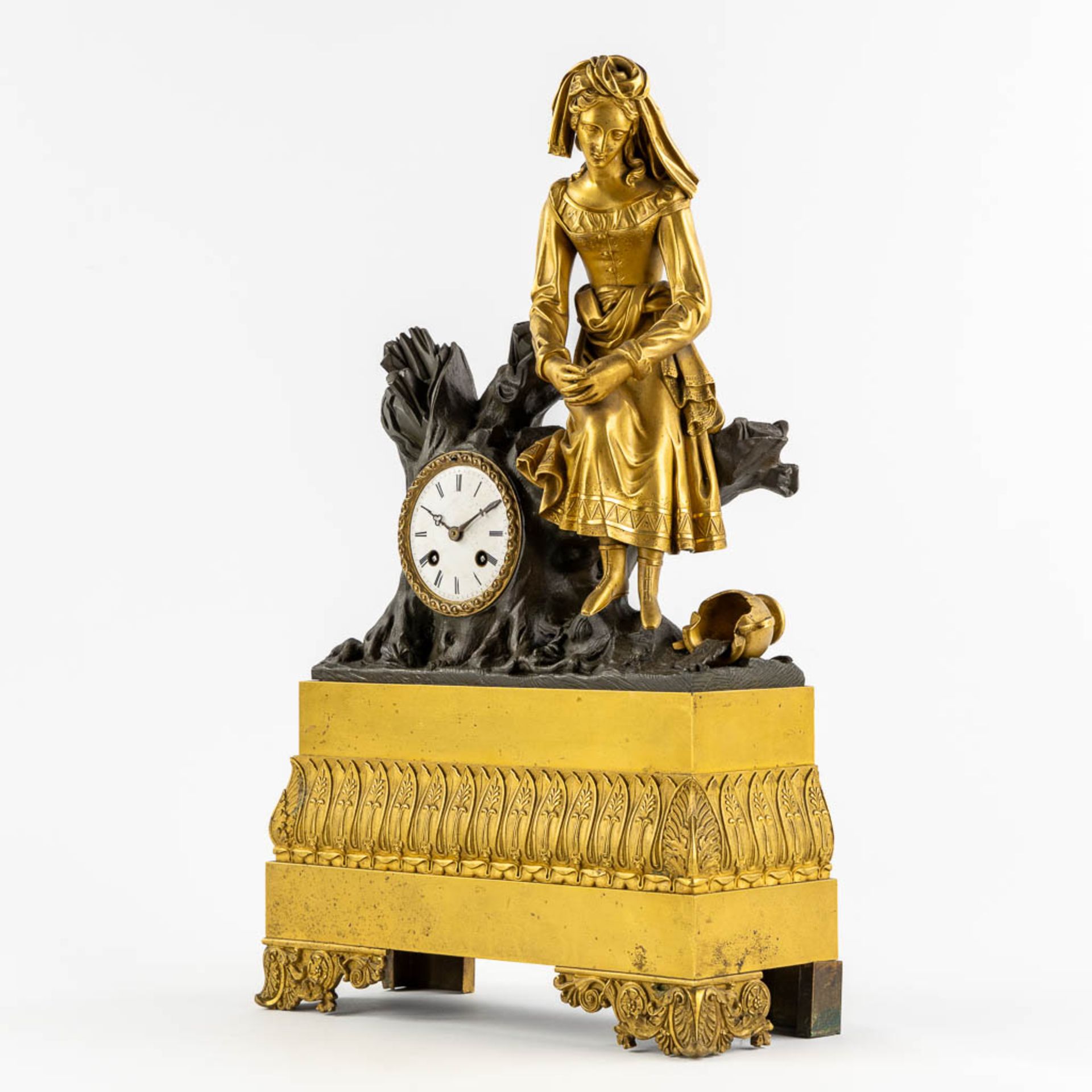A mantle clock, gilt and patinated bronze 'La Cruche Cassée' or 'The Broken Jar'. Empire Style. 19th - Bild 3 aus 10