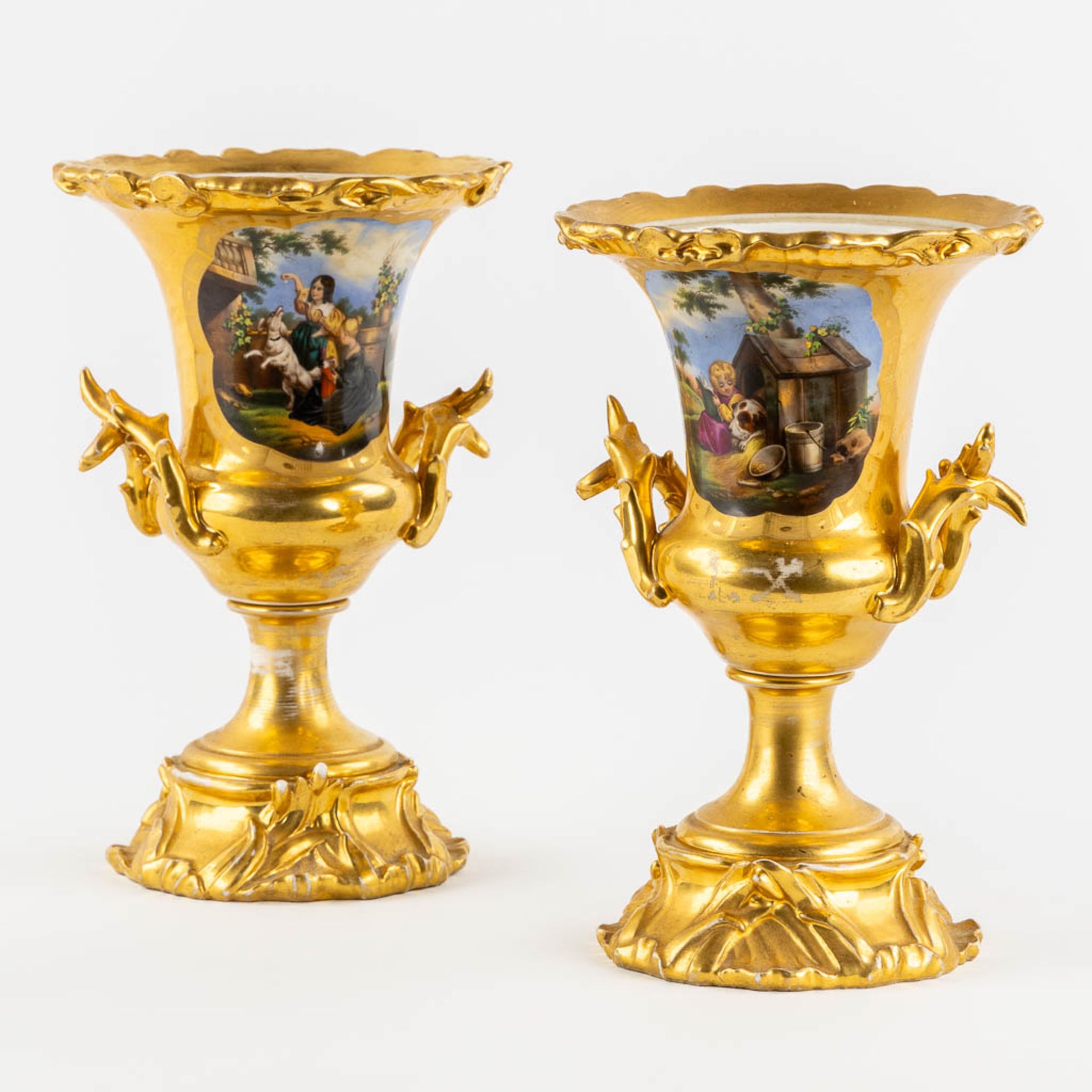A pair of urns, Old Paris porcelain, hand-painted and gilt decor. 19th C. (H:27 x D:18 cm)