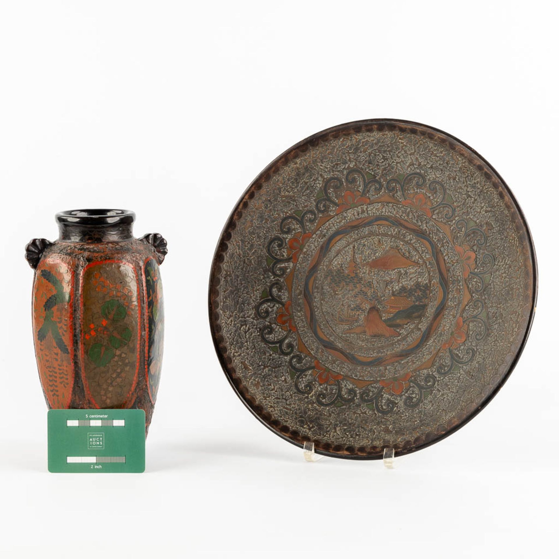 A Japanese vase and plate, stoneware inlaid with copper. Circa 1920. (H:22 x D:31 cm) - Image 19 of 19