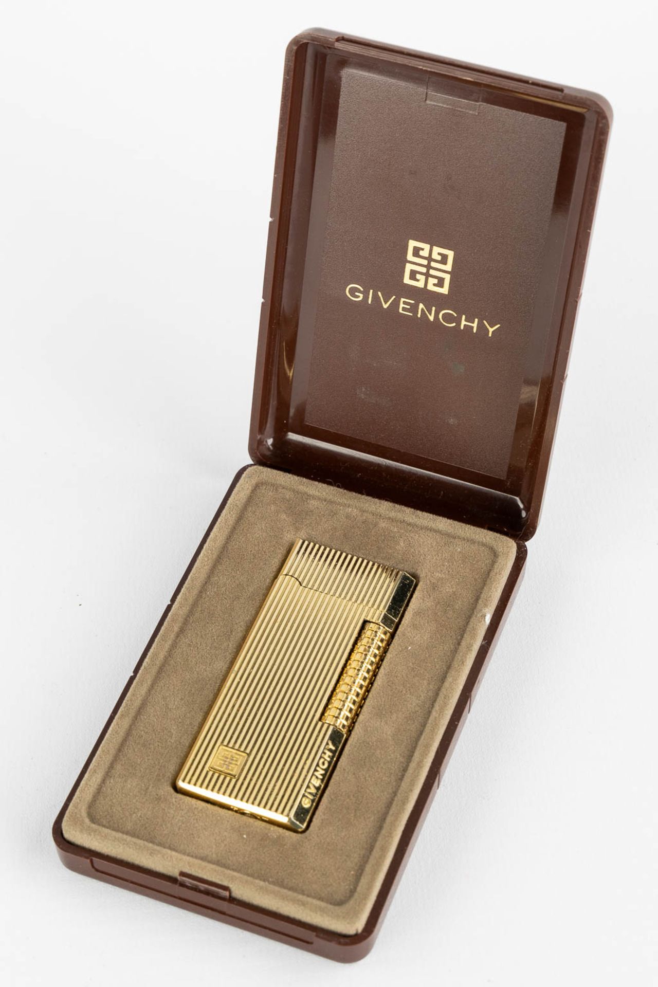 ST. Dupont, Three gold and silver plated lighters, added a Givency lighter. (L:1 x W:3,5 x H:6 cm) - Bild 5 aus 14