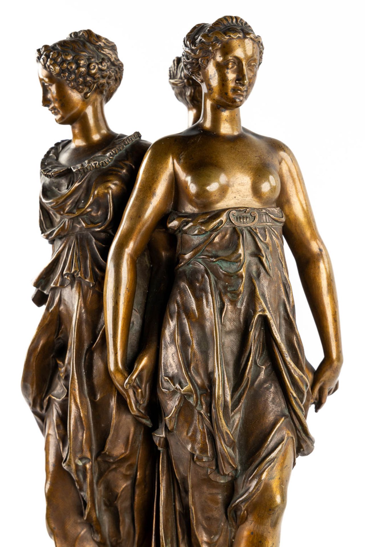 A mantle clock with patinated bronze figurines of 'The Three Graces', mounted on a black marble. (L: - Bild 10 aus 13