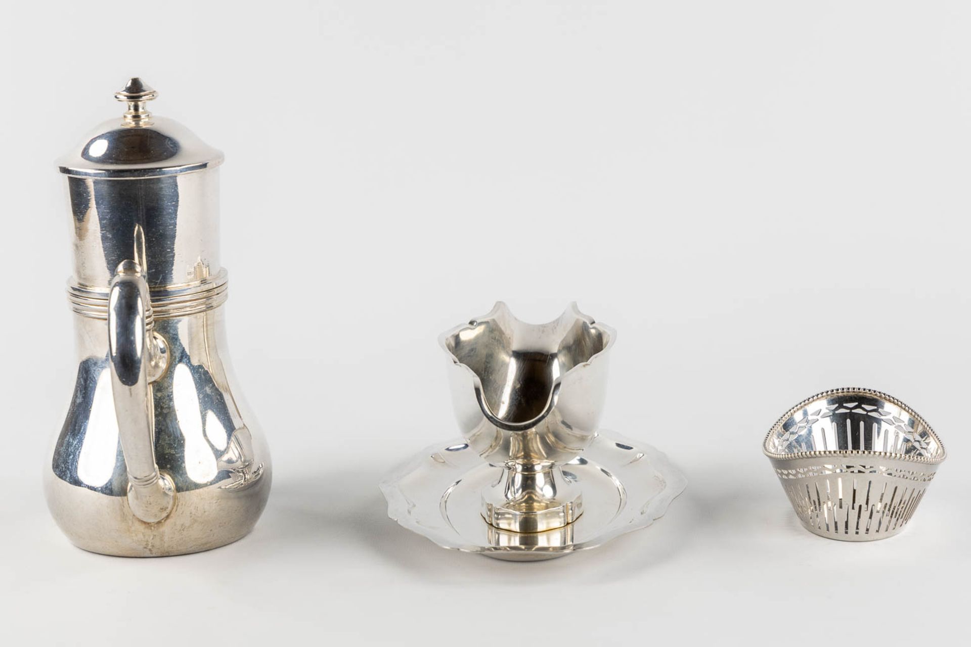 A collection of silver-plated serving accessories, saucer, coffee pot and a basket. (L:32 x W:52 cm) - Bild 10 aus 14