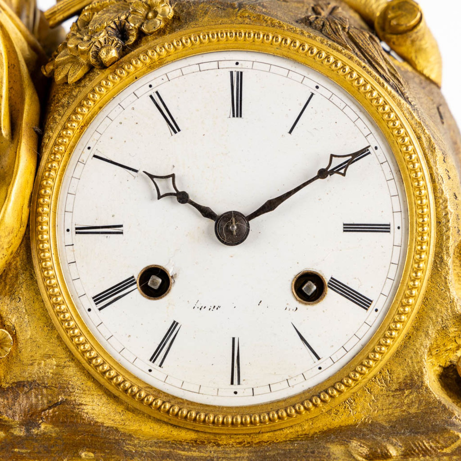 A mantle clock, gilt bronze depicting a reading lady. Louis Philippe, 19th C. (L:15 x W:38 x H:45 cm - Image 8 of 10