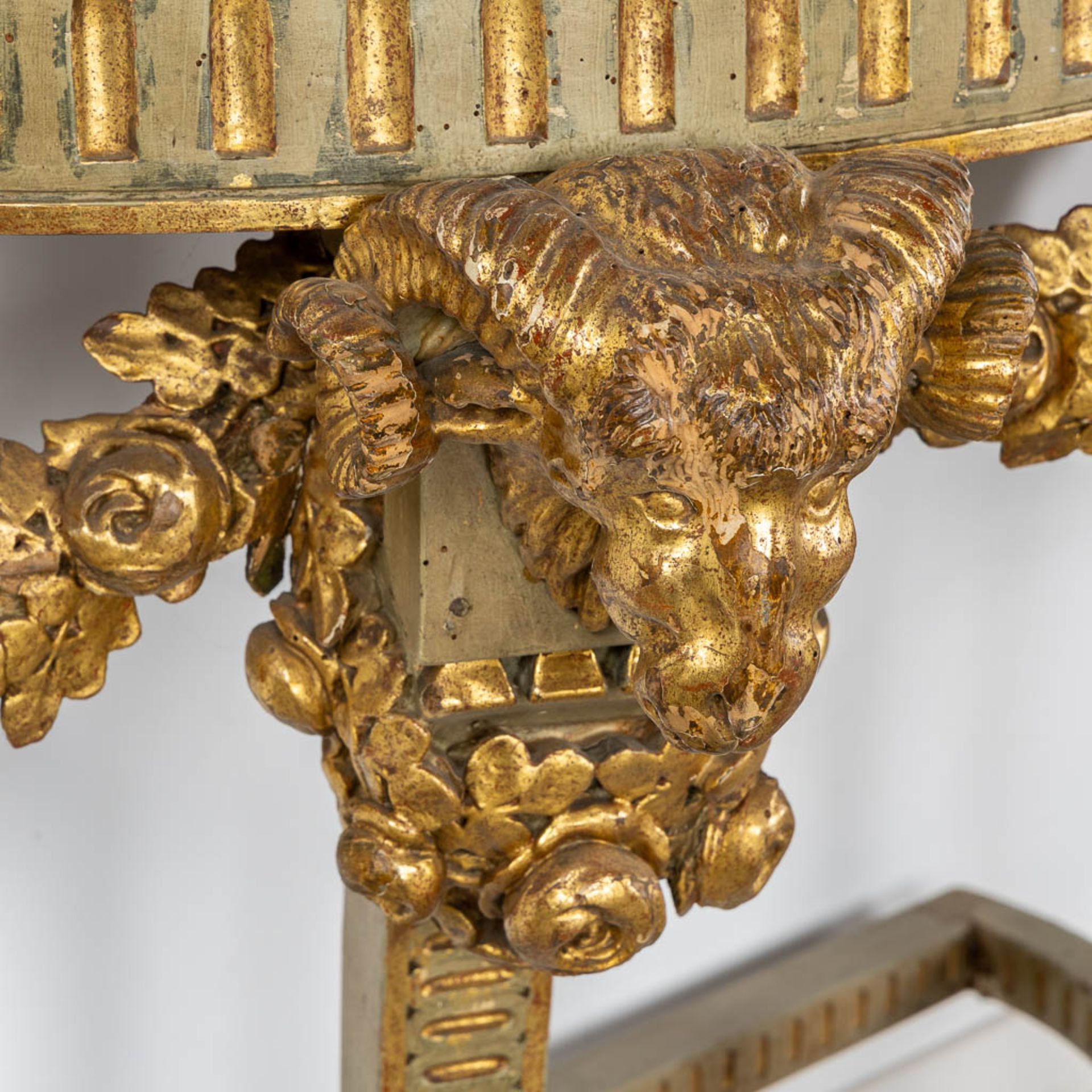 A pair of console tables with ram's heads, Louis XVI style, Italy, 19th C. (L:50 x W:110 x H:84 cm) - Image 5 of 10