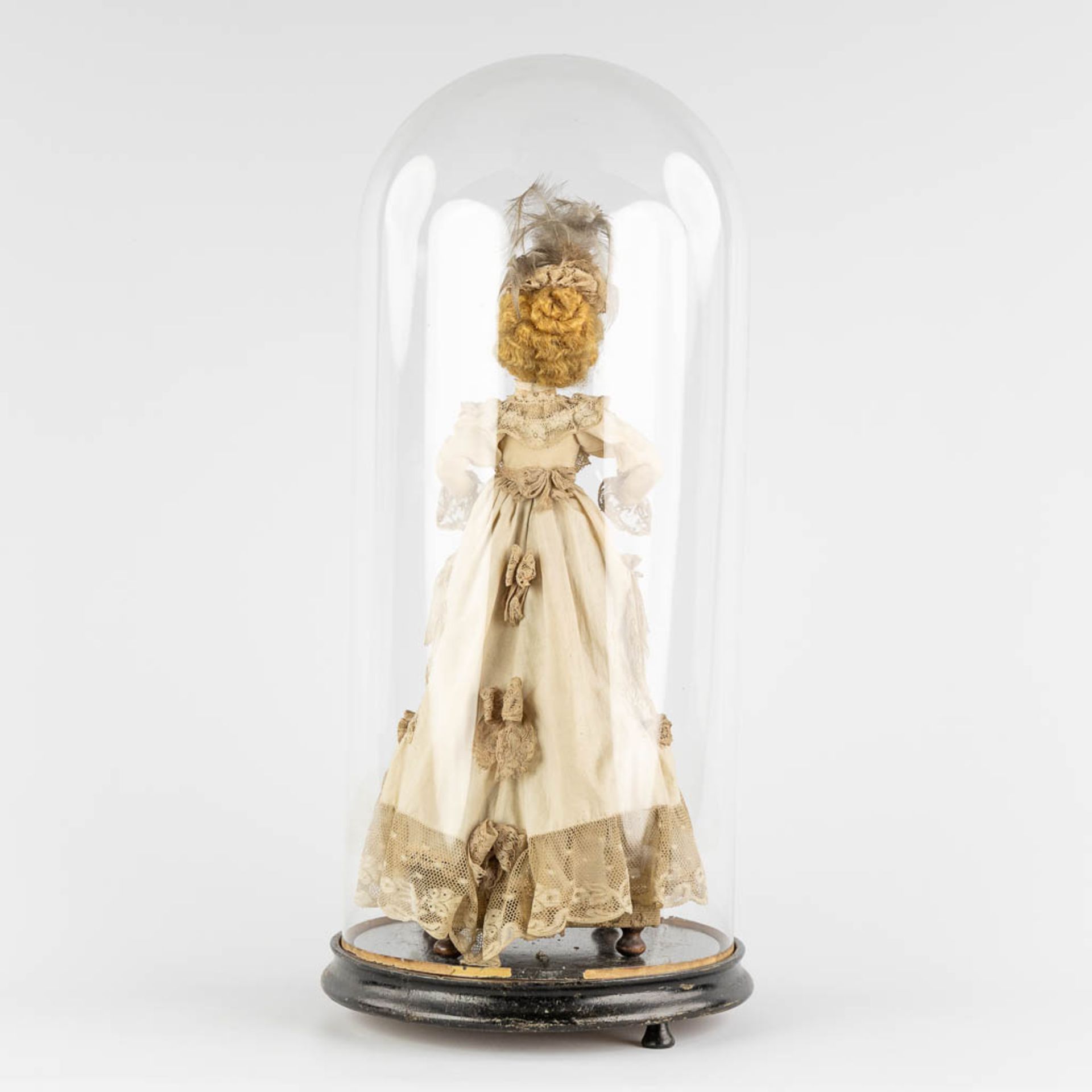 An antique 'Automata', in lace dressed doll with a music box. Under a glass dome, Circa 1920. (H:48 - Bild 4 aus 13