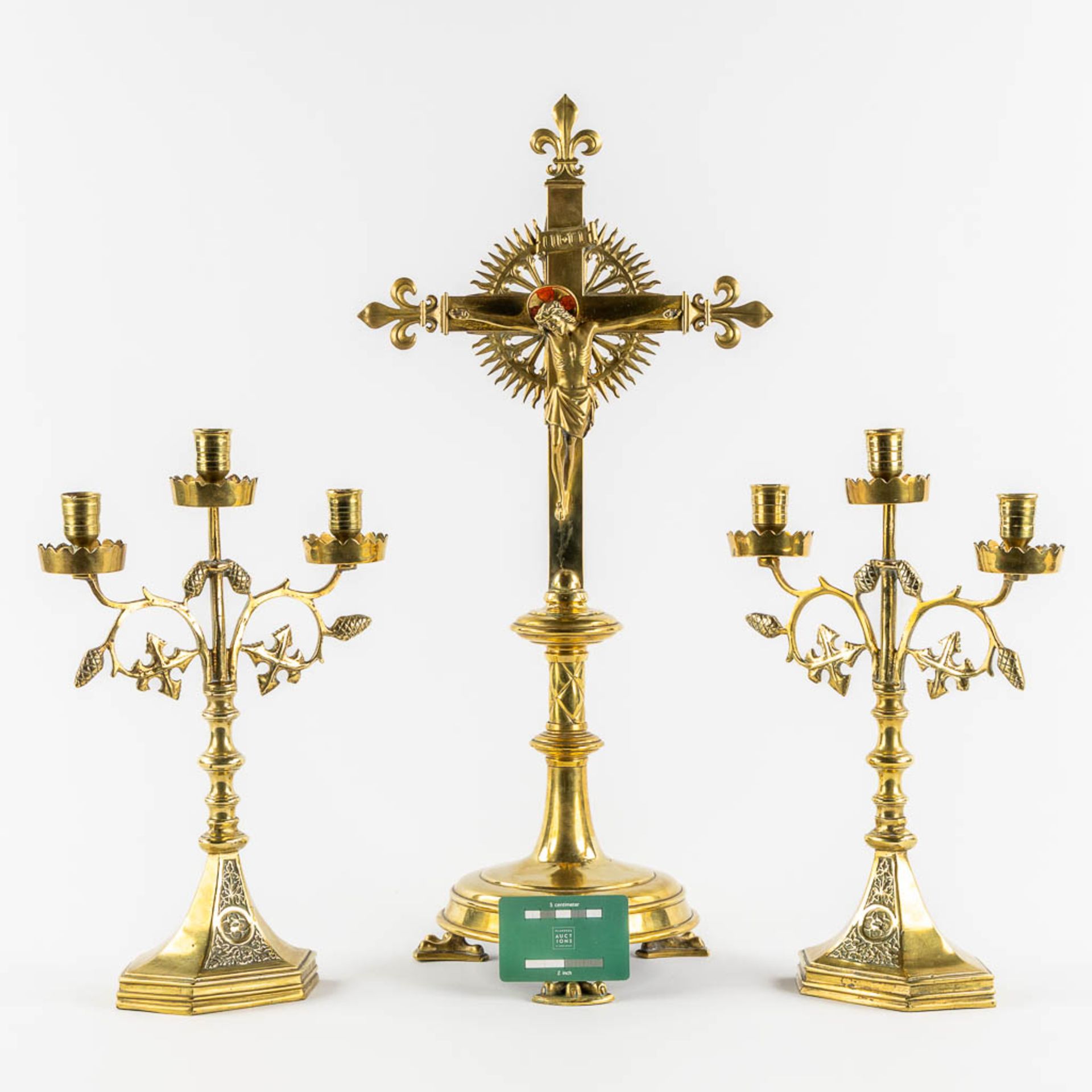 An altar crucifix with two matching candelabra. Gilt brass. Gothic Revival. (L:20 x W:29 x H:60 cm) - Bild 2 aus 14