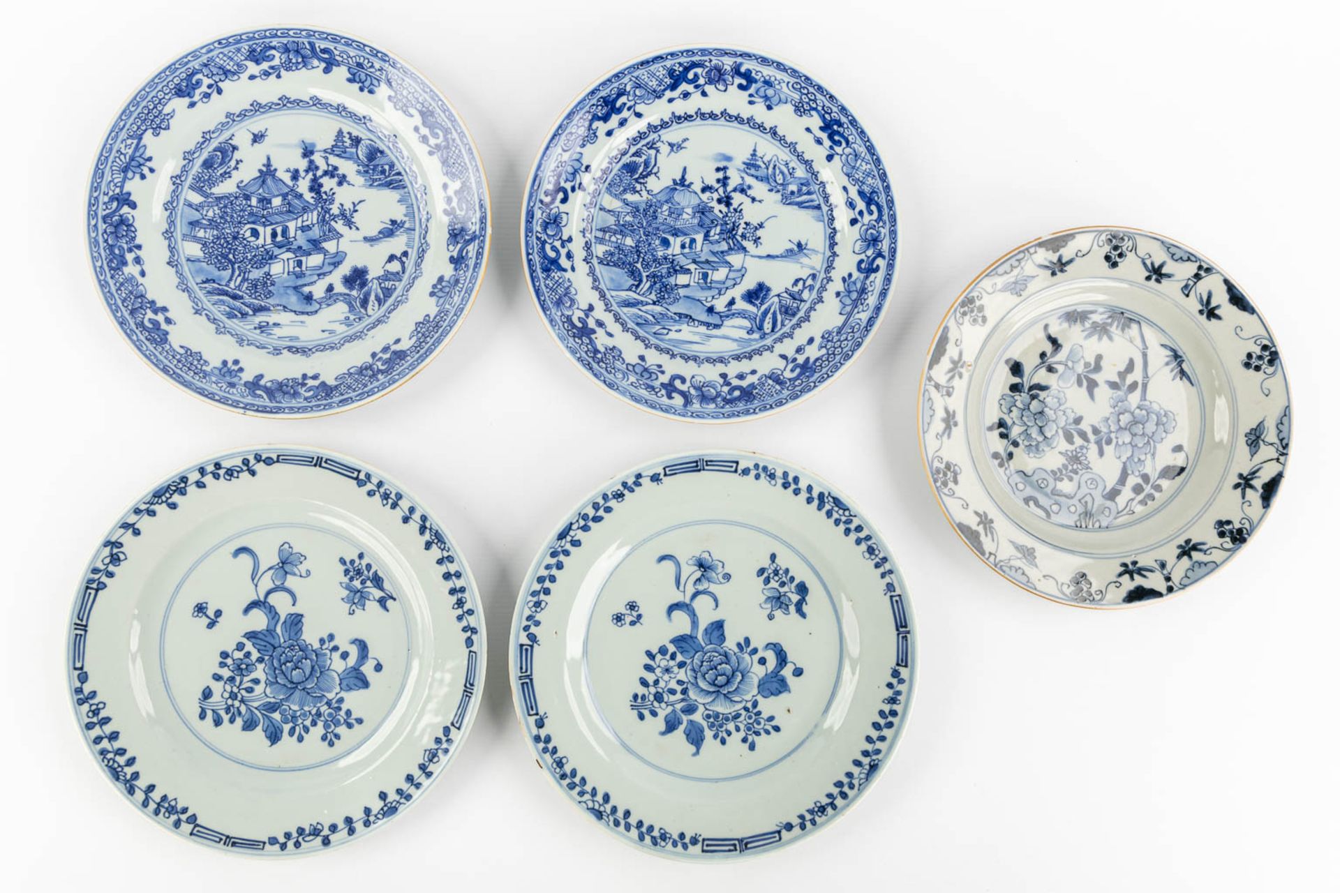 Eleven pieces of Chinese porcelain plates, blue-white decor. (D:24 cm) - Bild 3 aus 7
