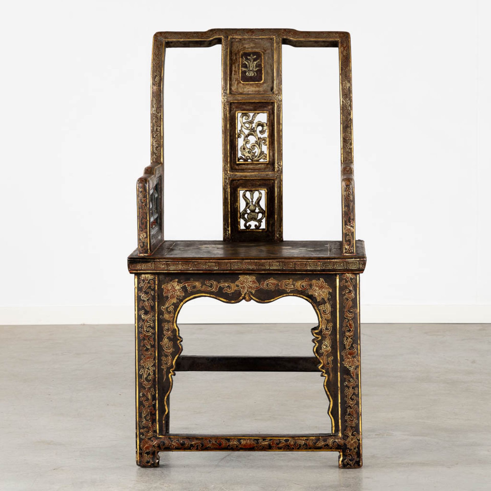 Two Chinese chairs, patinated wood decorated with Foo Lions and floral decor. 19th/20th C. (L:46 x W - Bild 22 aus 38