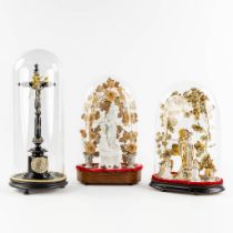 Three glass domes with Vieux Bruxelles figurines and a crucifix. (H:56 cm)