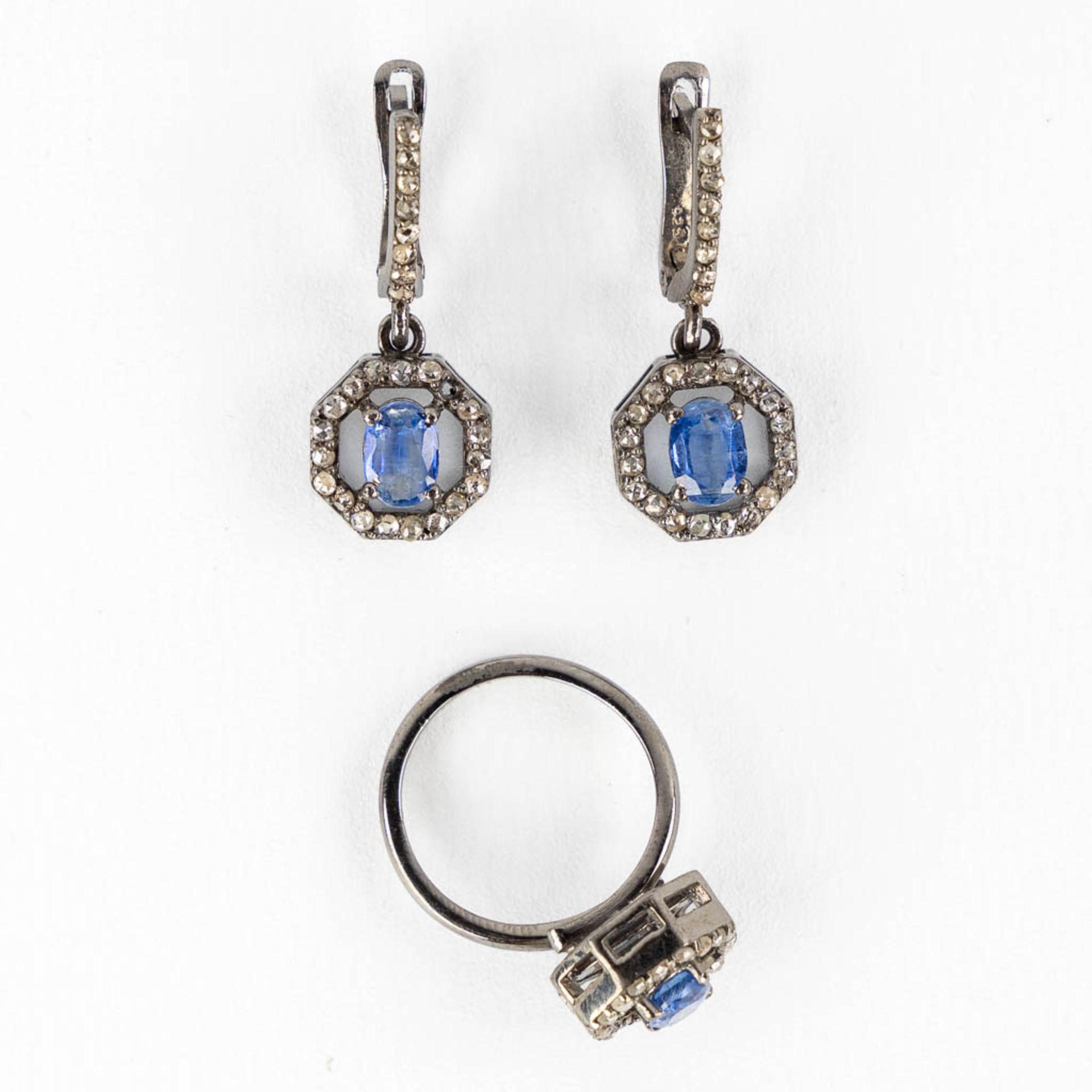 A matching set with a ring and a pair of earrings, silver with Kyanite and 'Old Cut' diamanten. 11,9 - Image 4 of 14
