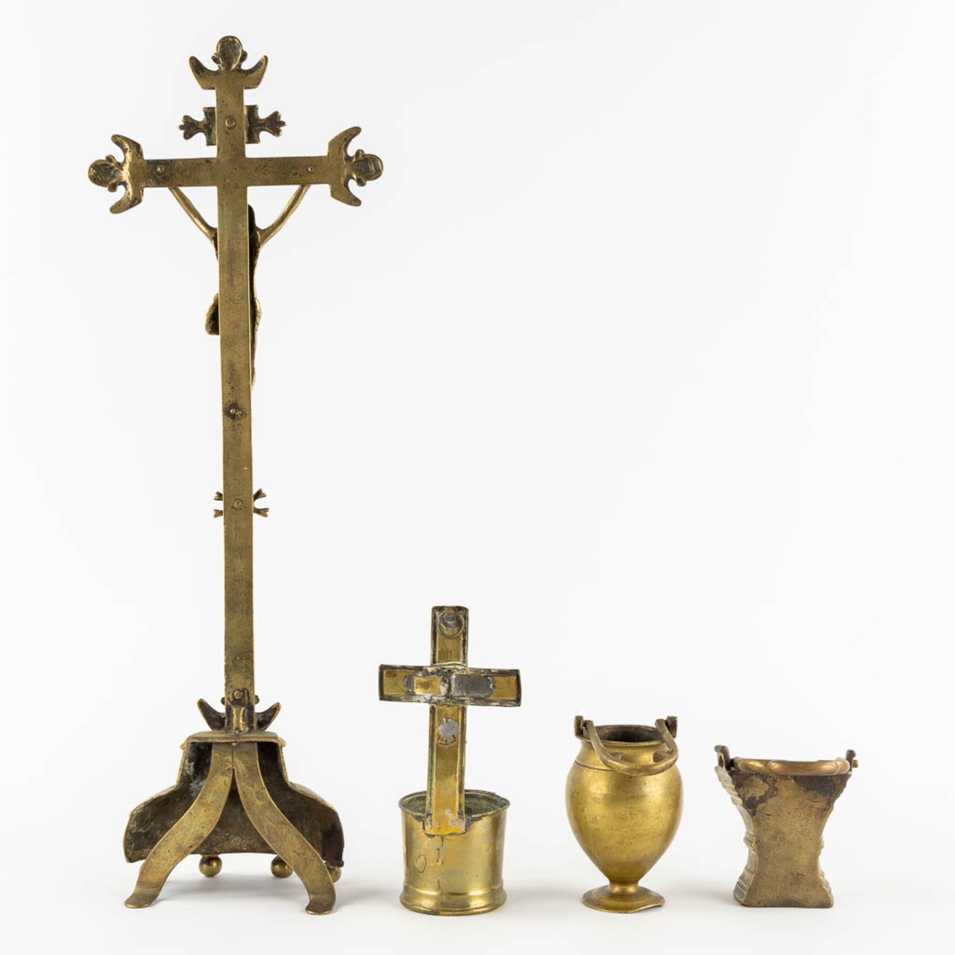 20 pieces of holy water fonts and a crucifix. Pewter, glass, Tin and Copper. 18th and 19th C. (W:17, - Bild 6 aus 10