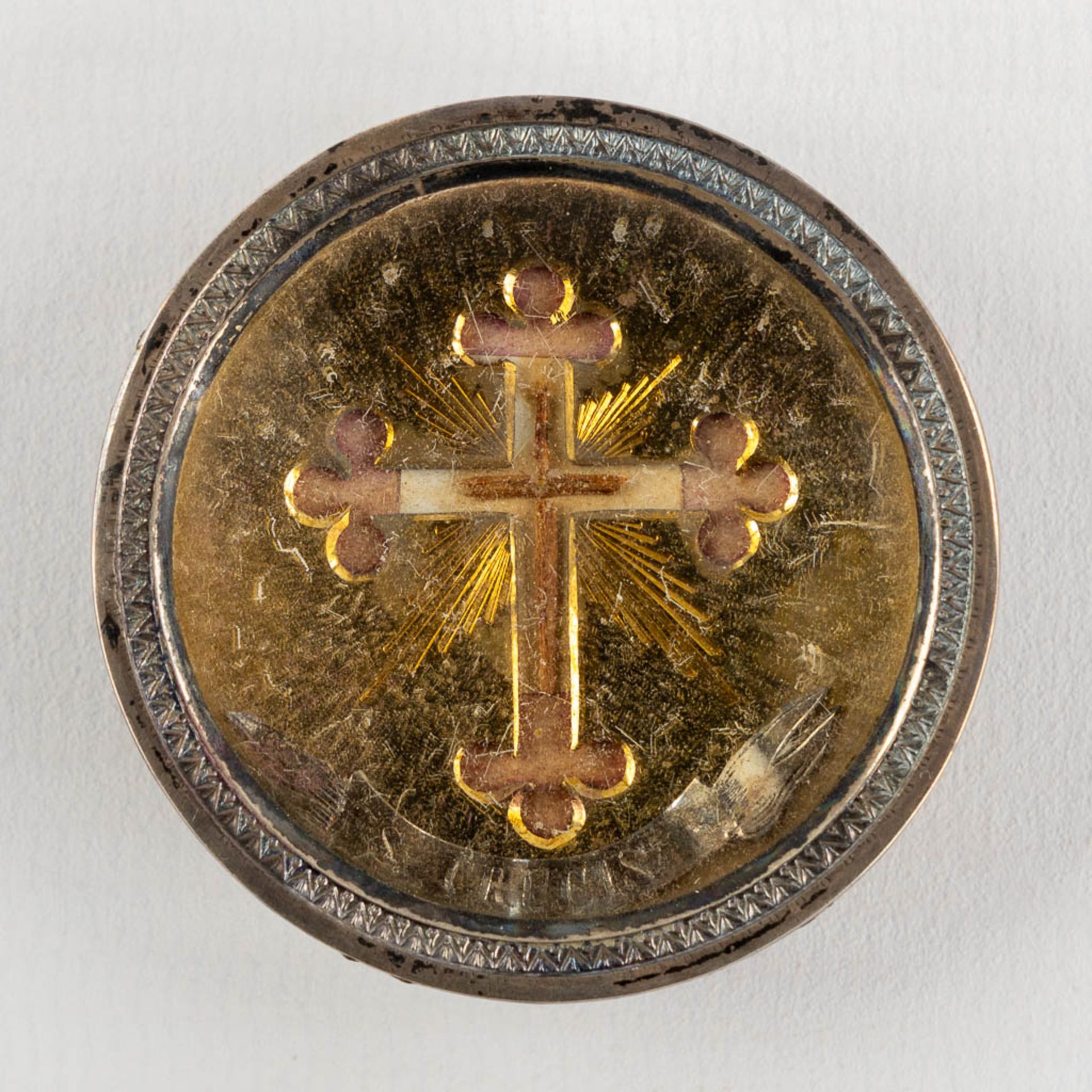 A sealed theca with relic of the True Cross. (D:4,4 cm)