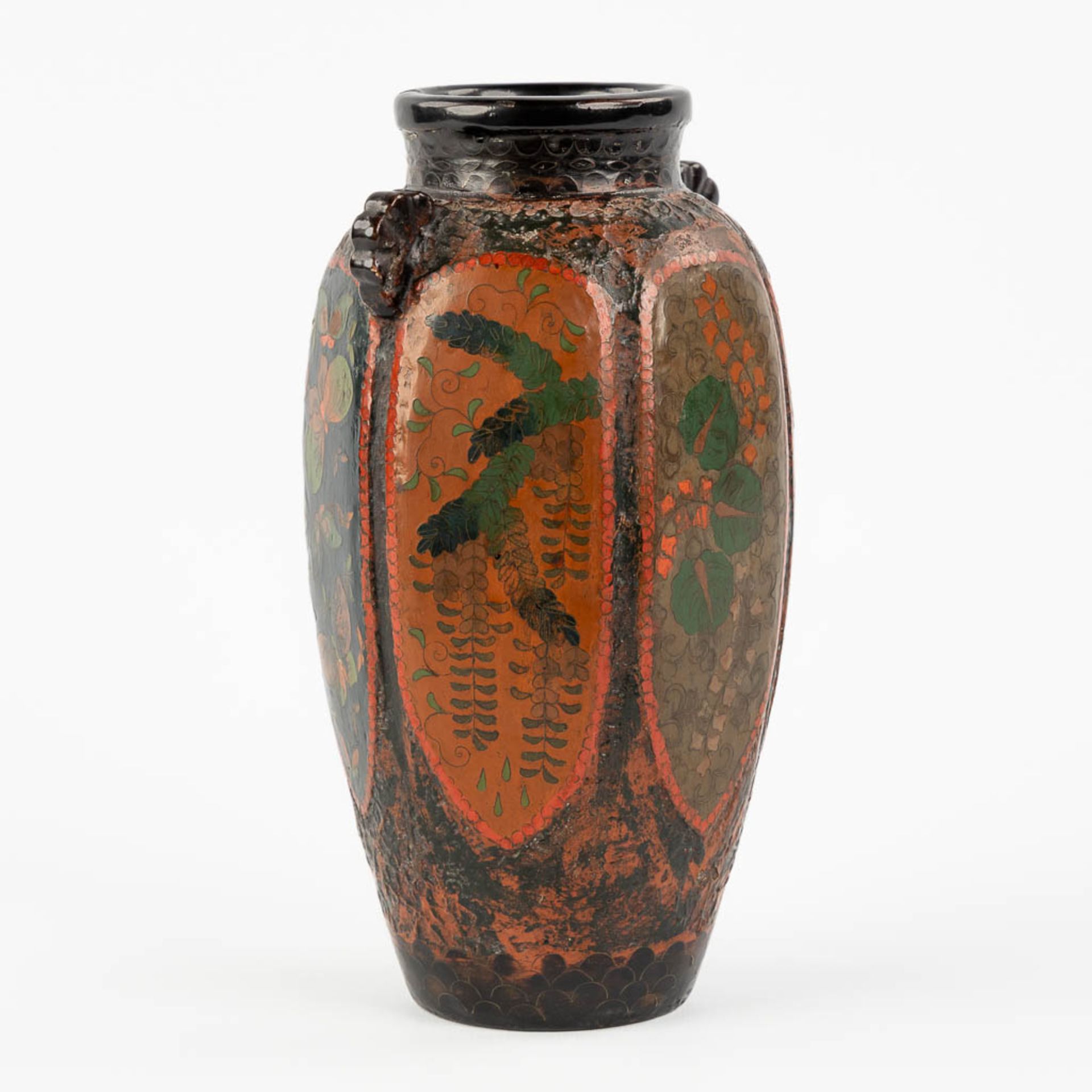 A Japanese vase and plate, stoneware inlaid with copper. Circa 1920. (H:22 x D:31 cm) - Image 4 of 19