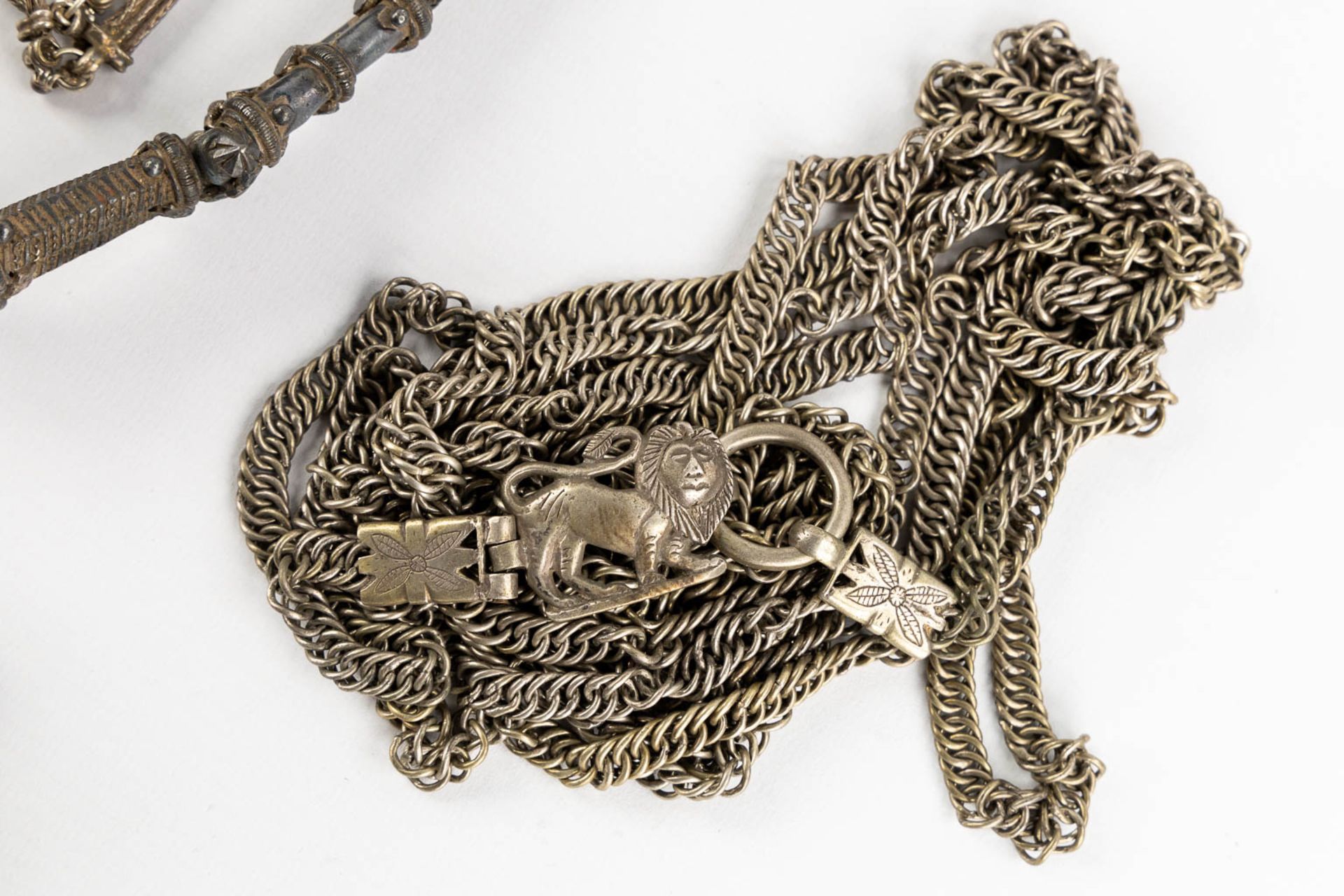 A collection of belts, bracelets and necklaces, silver of Islamic origin. 19th/20th C. 2,865kg. - Bild 10 aus 16