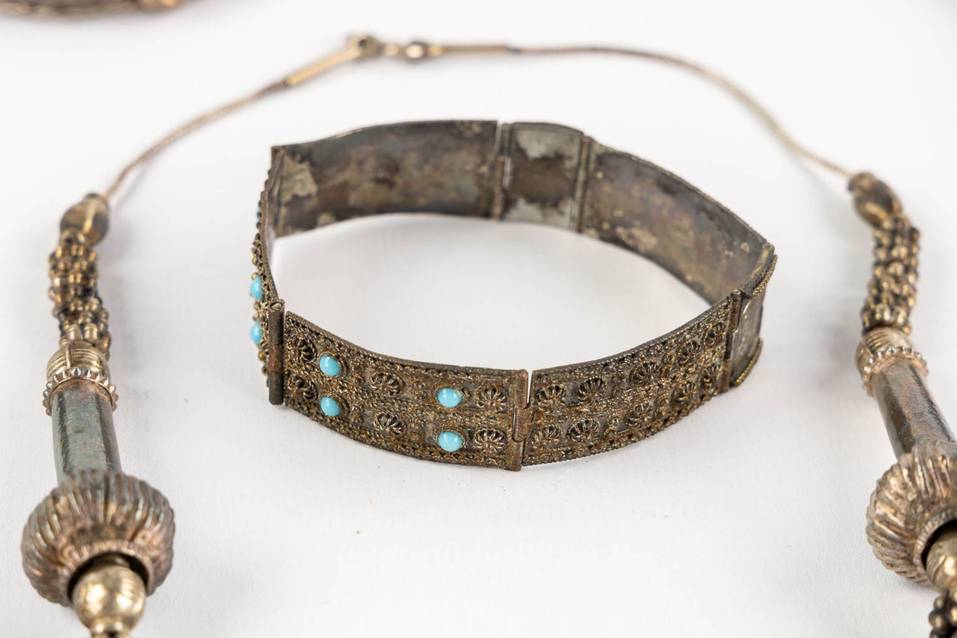 A collection of belts, bracelets and necklaces, silver of Islamic origin. 19th/20th C. 2,865kg. - Bild 8 aus 16