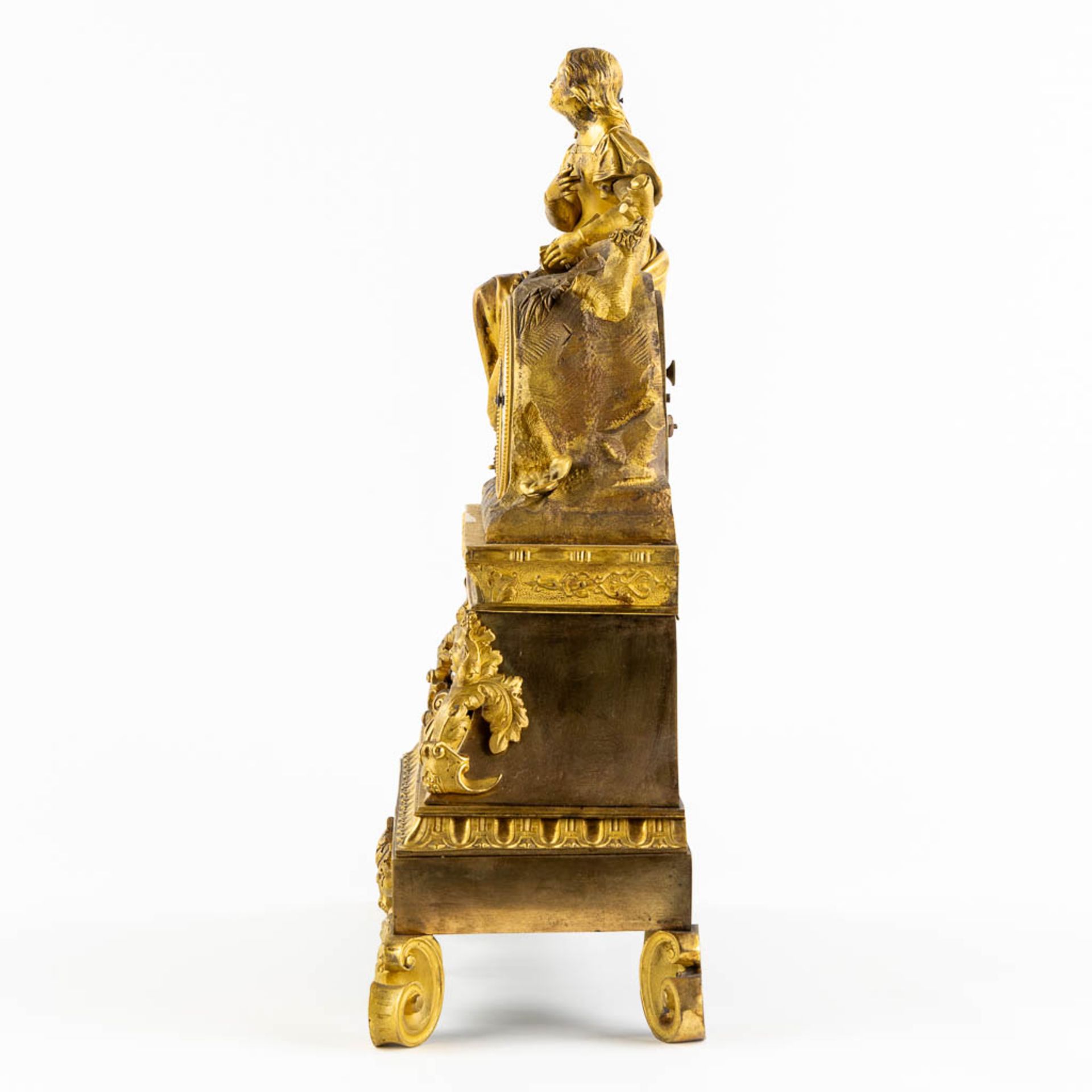 A mantle clock, gilt bronze depicting a reading lady. Louis Philippe, 19th C. (L:15 x W:38 x H:45 cm - Image 6 of 10