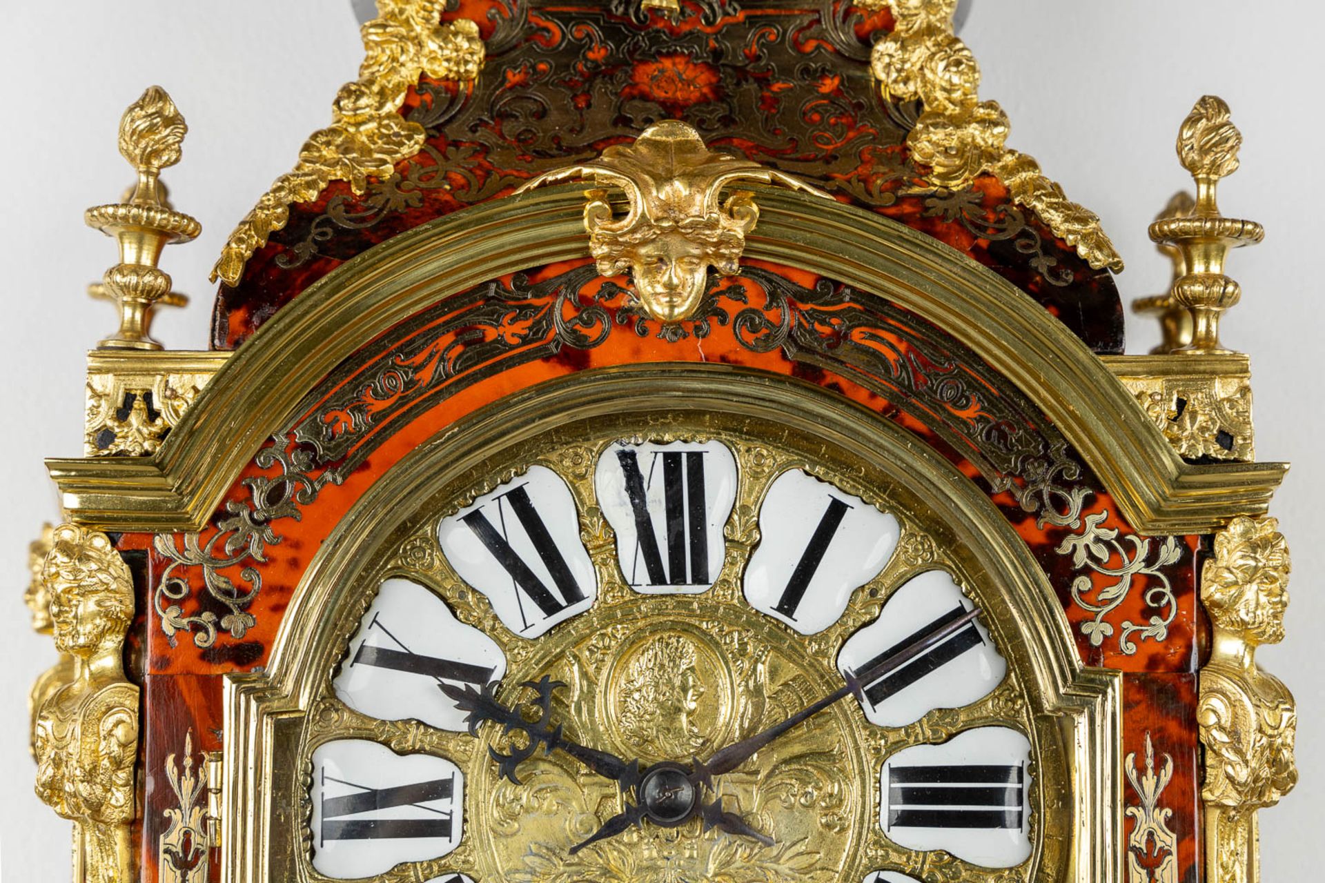 A cartel clock on a stand, tortoiseshell inlay mounted with gilt bronze. Japy Frères, 19th C. (L:17 - Bild 6 aus 13