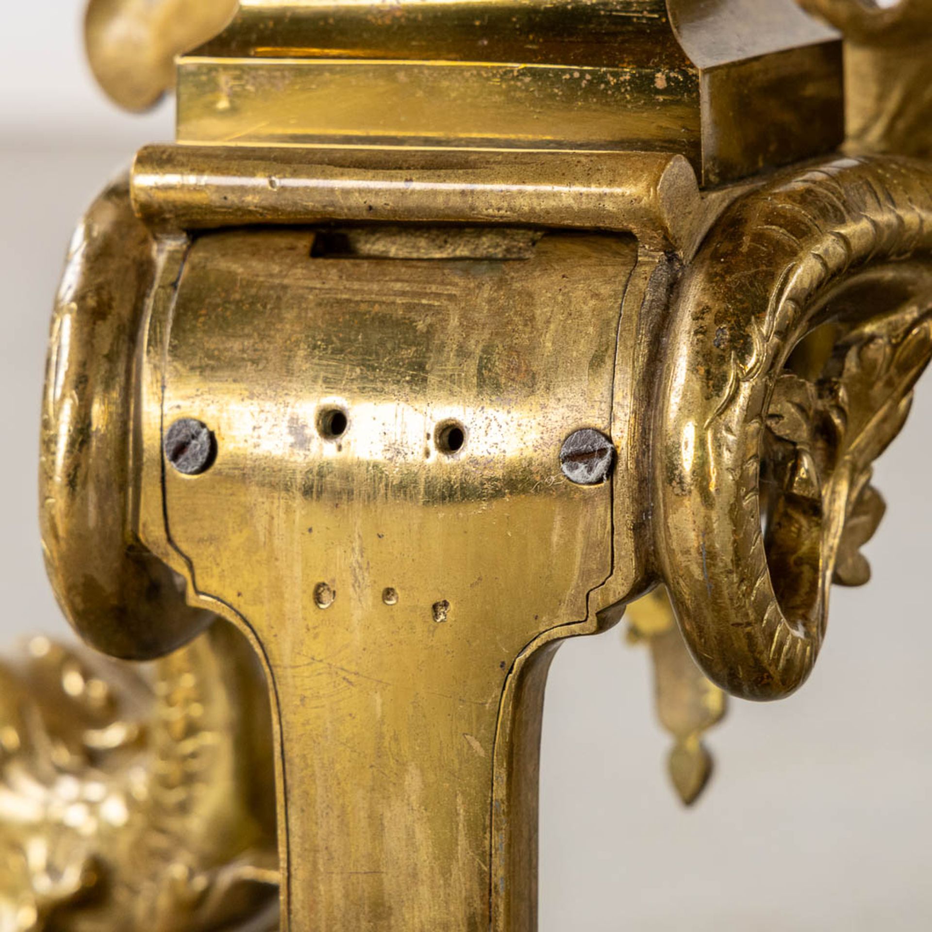 A pair of fireplace bucks and a firescreen, bronze in Louis XVI style. 20th C. (L:27 x W:64 x H:84 c - Bild 12 aus 20