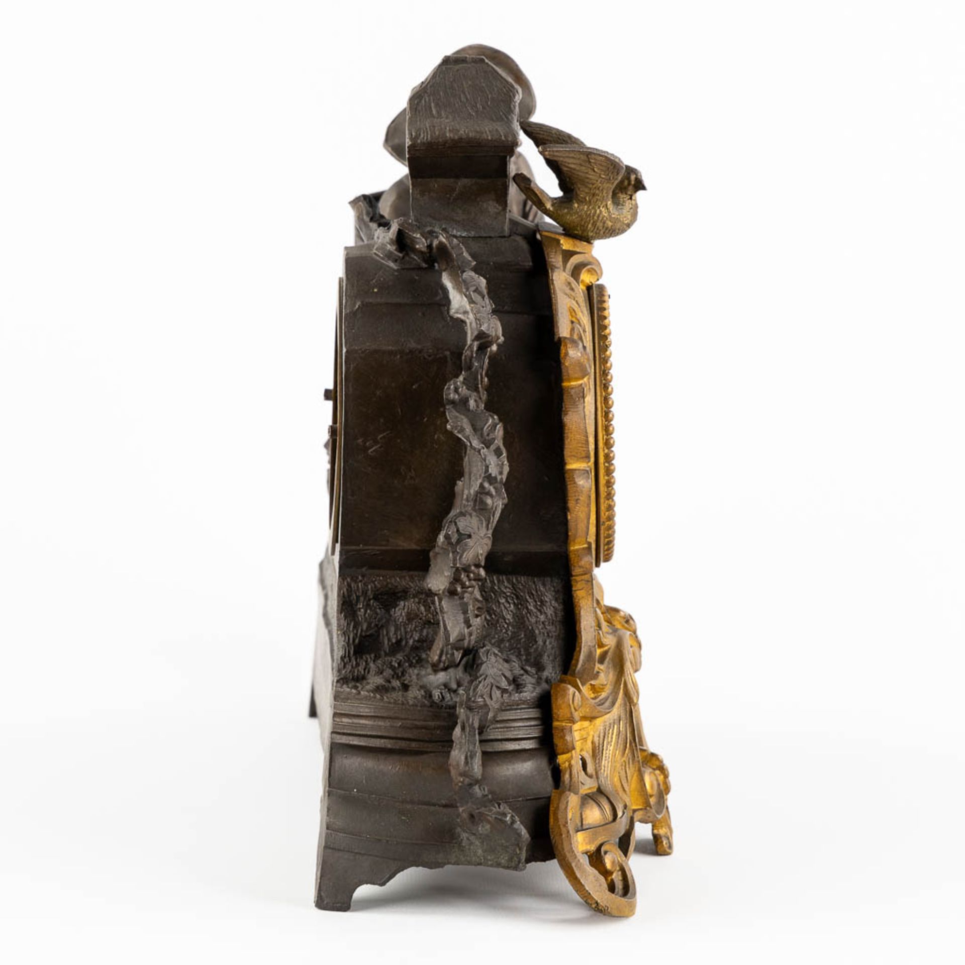 A mantle clock, patinated and bronze and spelter, image of a Wooden shoemaker. 19th C. (L:12 x W:36 - Bild 4 aus 11