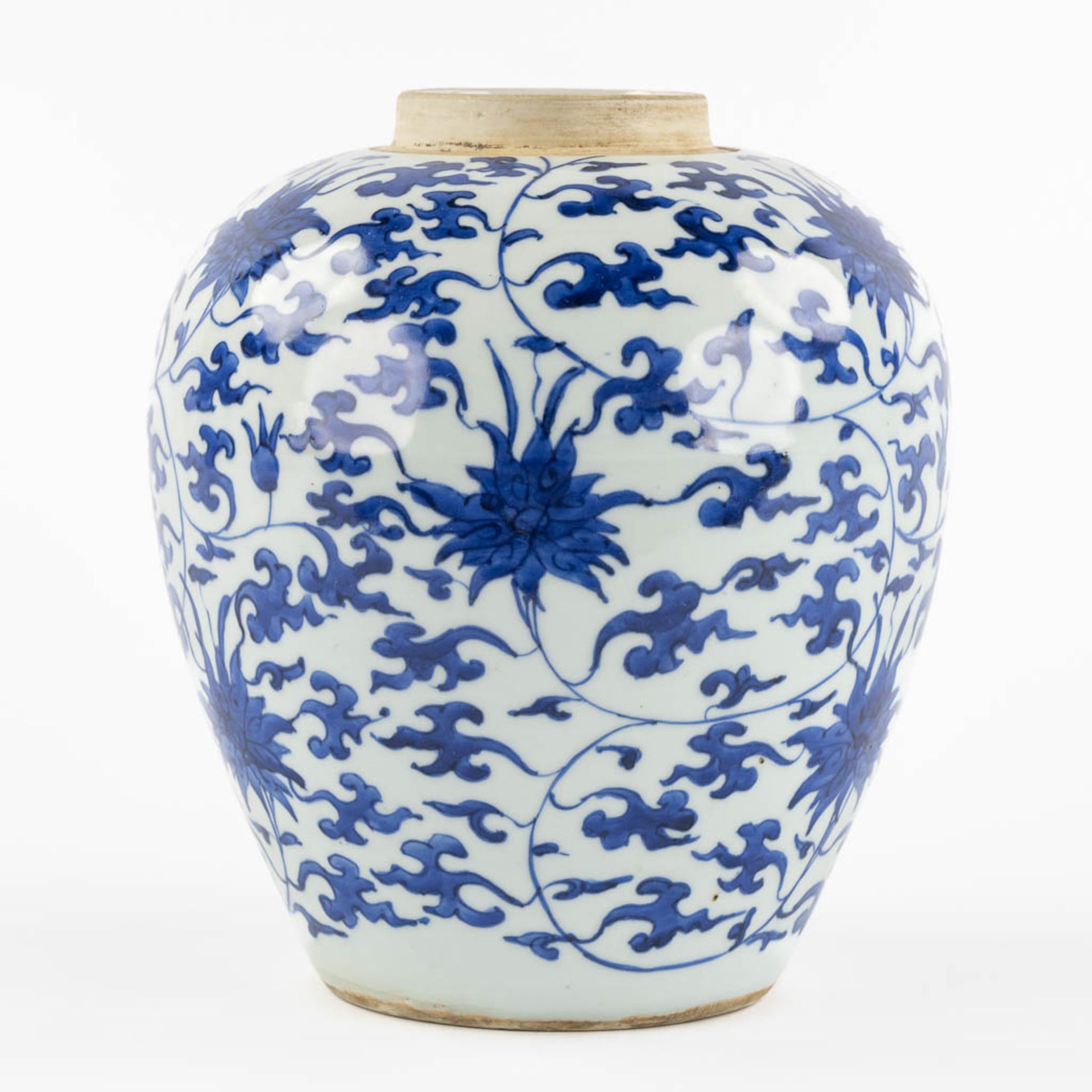 A Chinese jar, blue-white scrolling lotus, 20th C. (H:25 x D:21 cm)