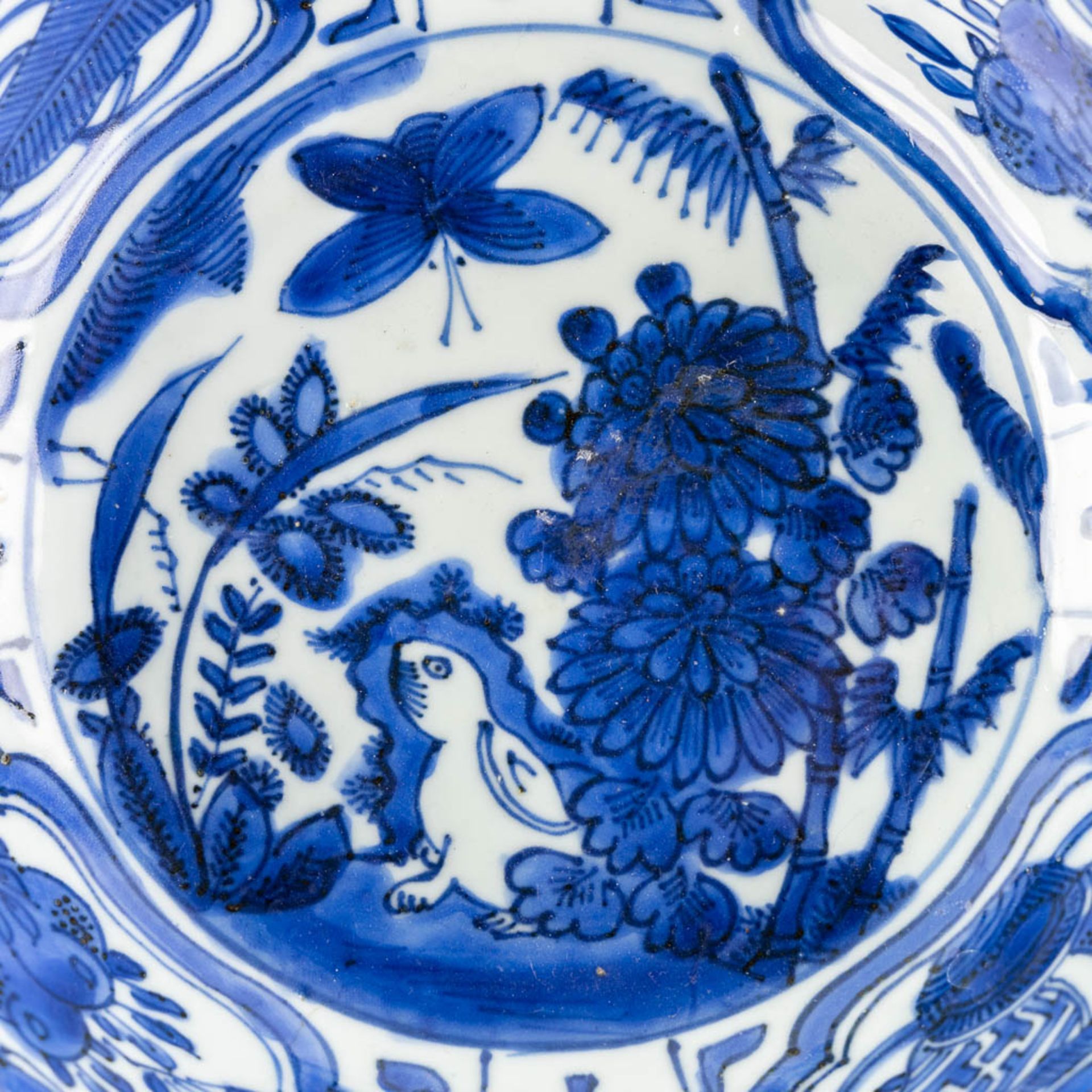 A Chinese 'Kraak' porcelain bowl, blue-white. (H:6 x D:21 cm) - Bild 4 aus 7