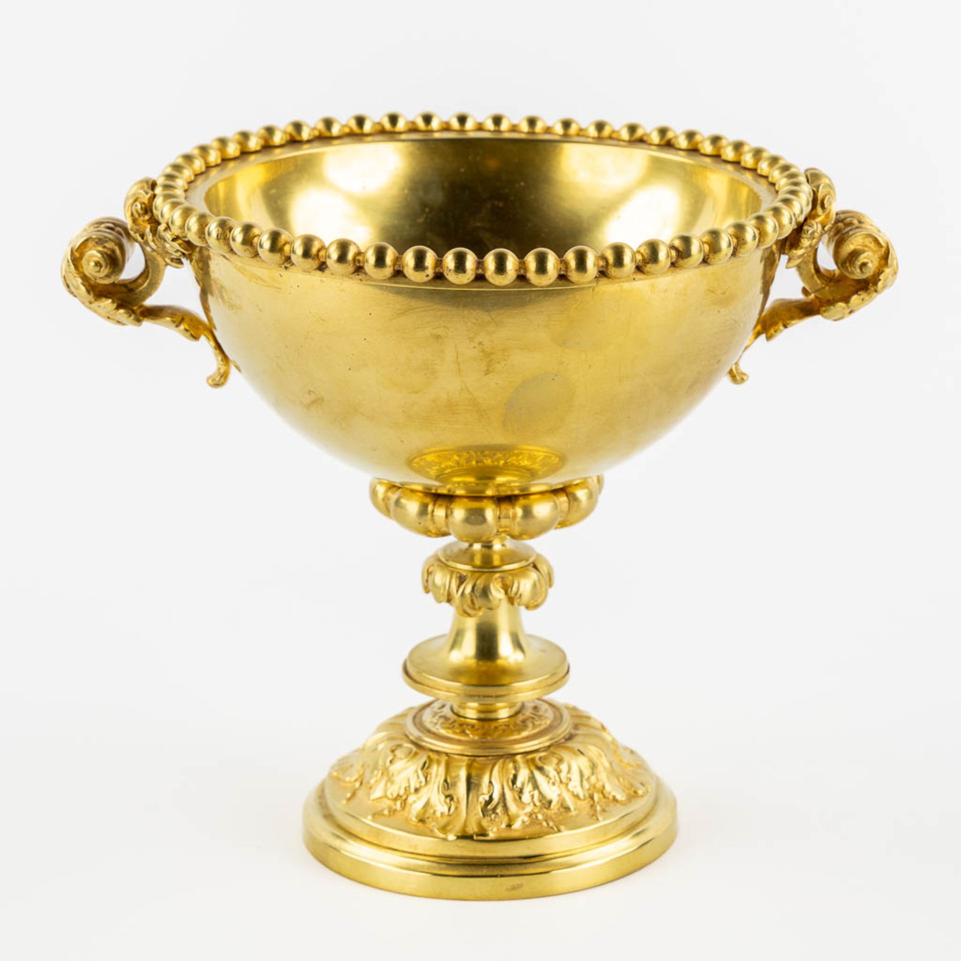 A table centerpiece with acanthus leaves, gilt bronze. 19th C. (L:19 x W:24,5 x H:20 cm)