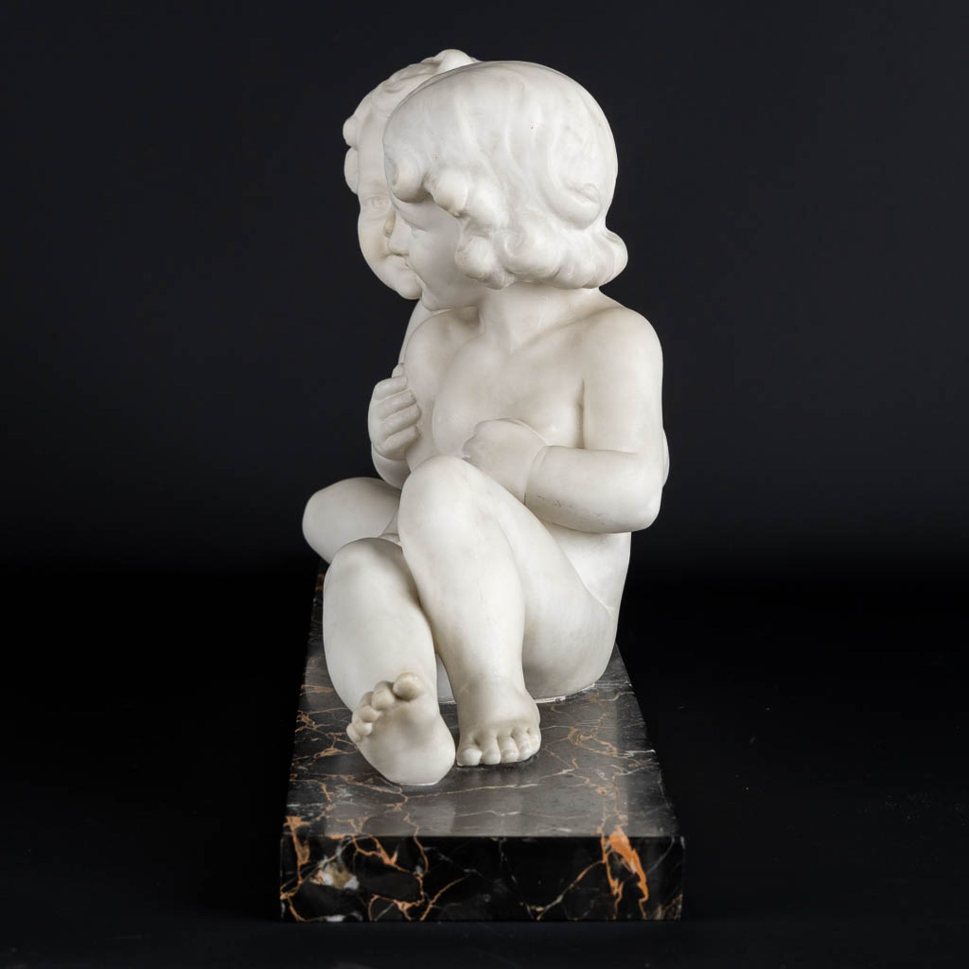 L. MORELLI (XX) 'Two Girls' sculptured Carrara marble. Italy, 1st half of the 20th C. (L:15 x W:65 x - Bild 5 aus 10