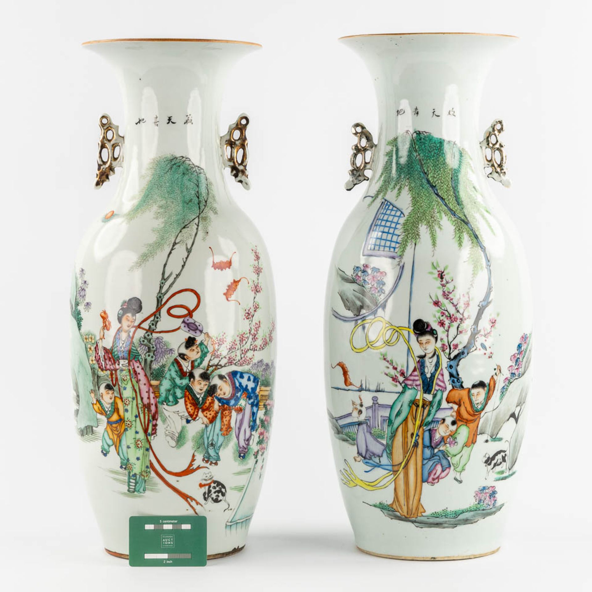 Two Chinese vases decorated with ladies and playing children in the garden. (H:58 x D:23 cm) - Bild 2 aus 15