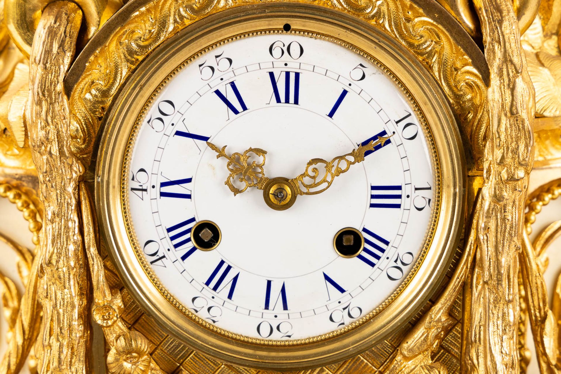 An impressive three-piece mantle garniture clock and candelabra, gilt bronze and marble. 19th C. (L: - Bild 14 aus 16