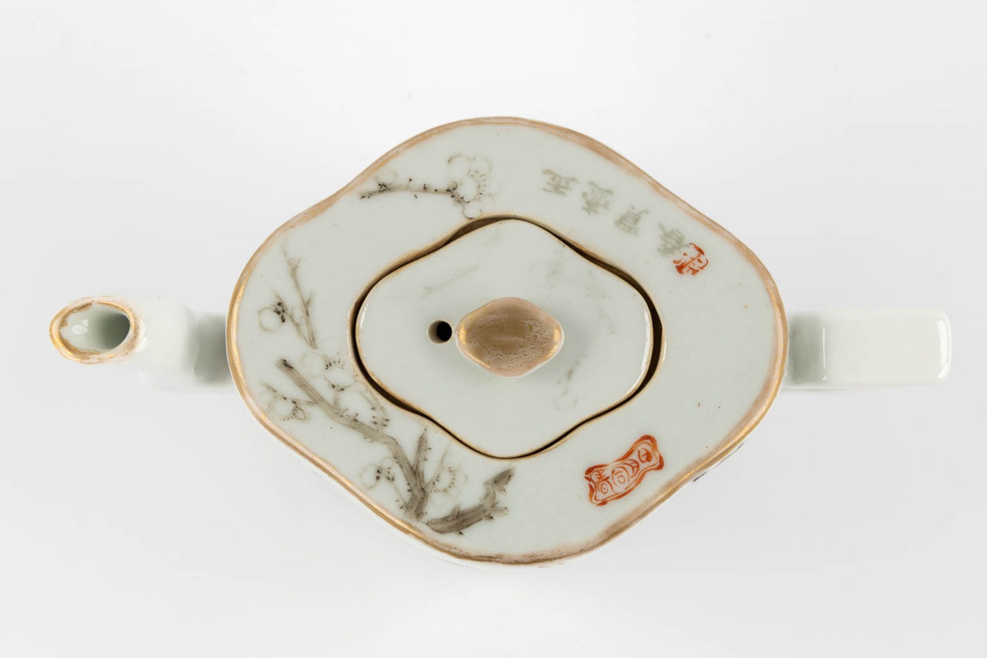 A Chinese teapot decorated with Fauna and Flora. Guangxu Mark. (L:9 x W:17 x H:10 cm) - Bild 8 aus 13
