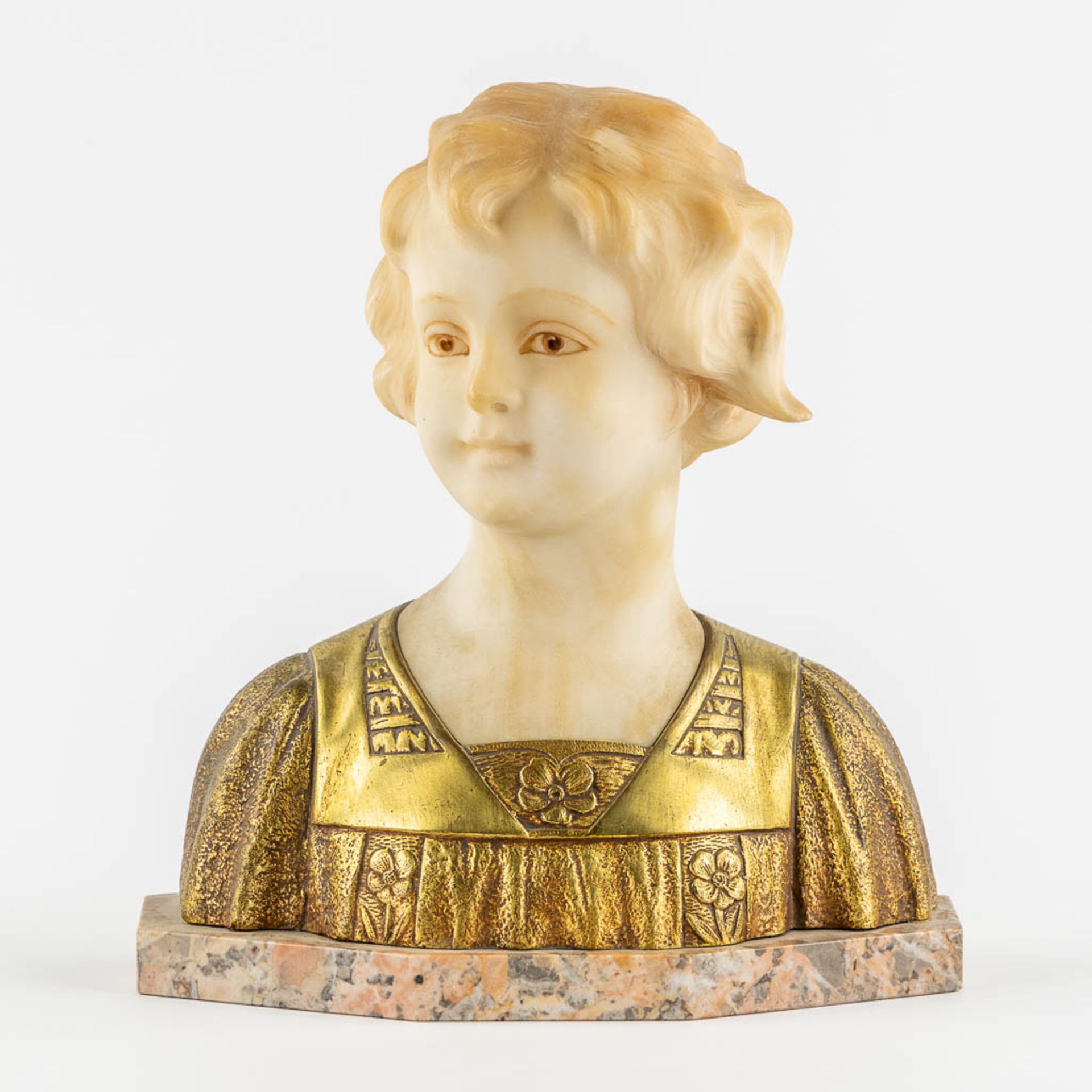 Bust of a Young Lady, gilt bronze and sculptured alabaster. Signed Cecchelli. (L:12 x W:26 x H:28 cm - Bild 3 aus 10