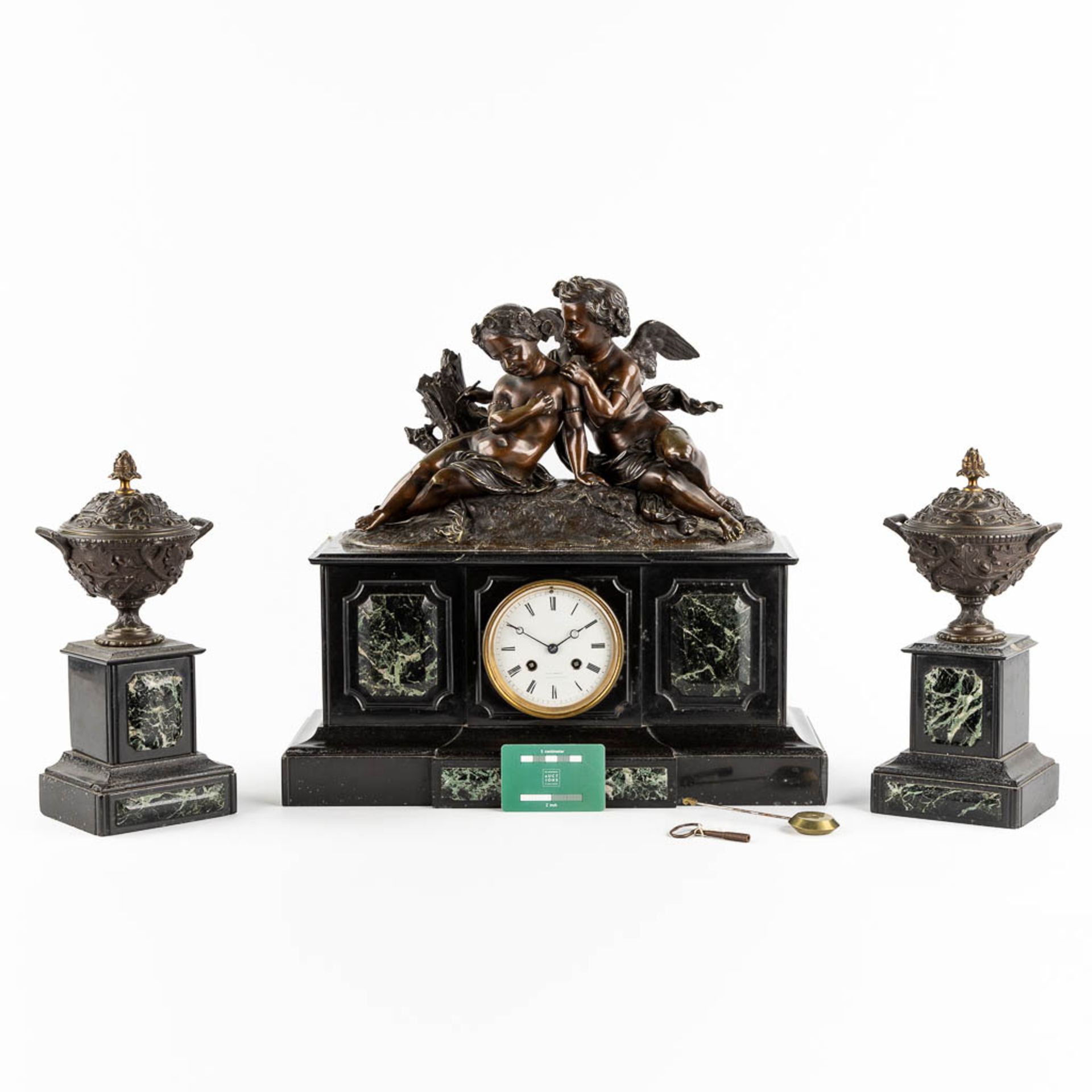 A three-piece mantle garniture clock and side pieces, patinated bronze on black marble. 19th C. (L:2 - Bild 2 aus 14