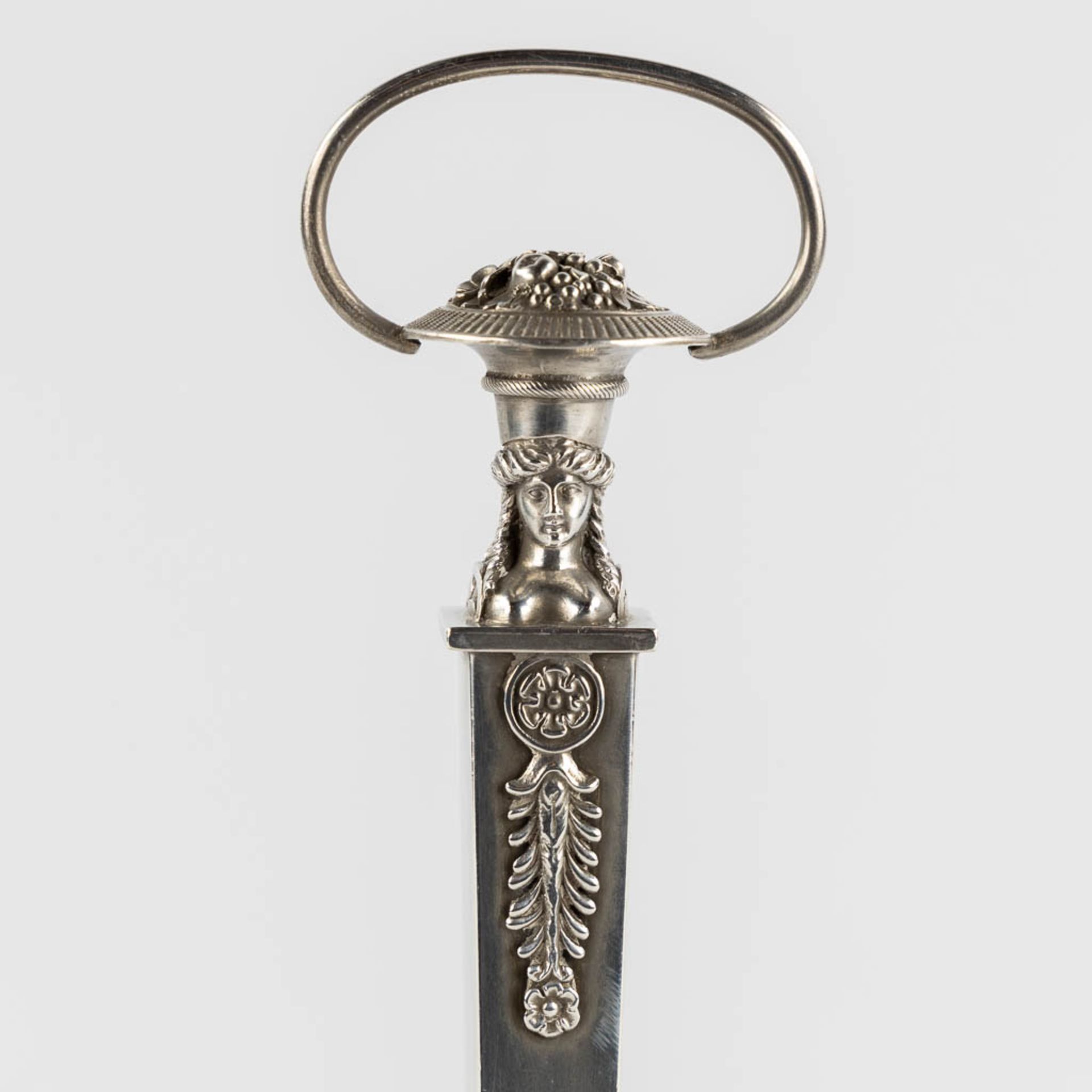 An oil and vinegar set, silver, Paris, France, 950/1000. Empire period, 1809-1819. (L:11 x W:23 x H: - Bild 8 aus 14