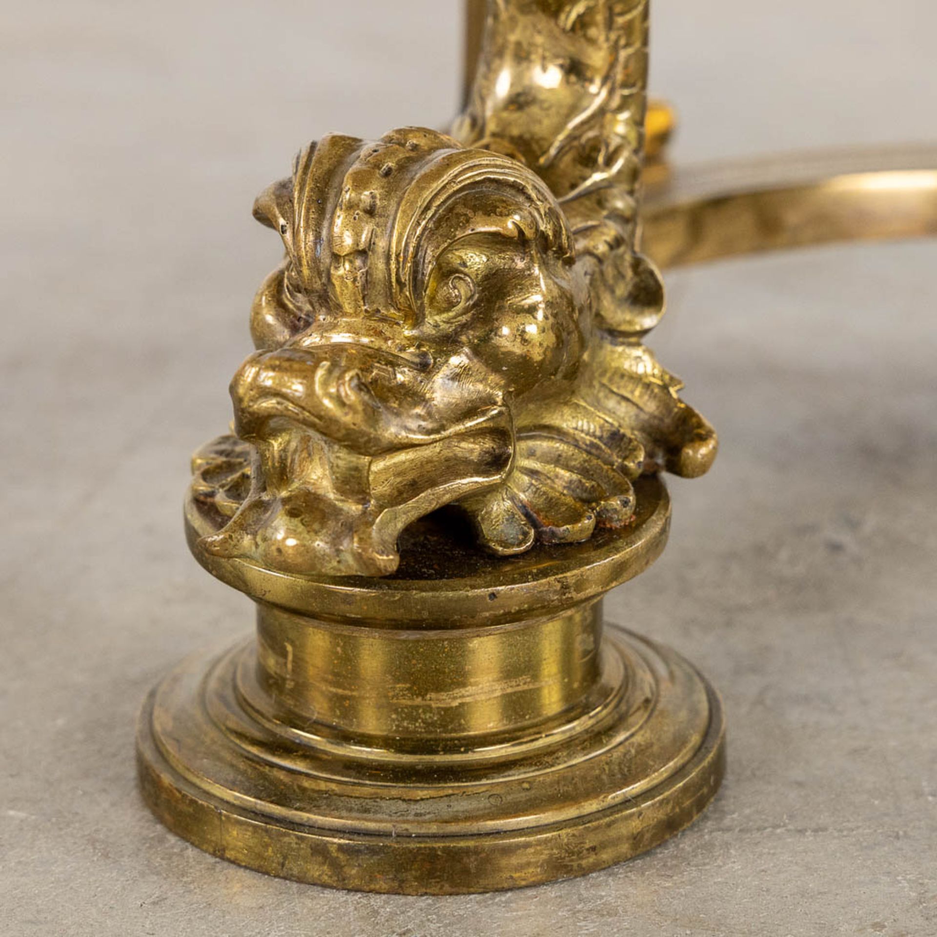 A pair of fireplace bucks and a firescreen, bronze in Louis XVI style. 20th C. (L:27 x W:64 x H:84 c - Bild 10 aus 20