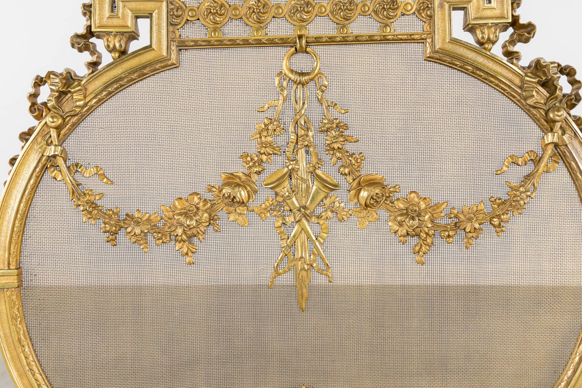 A pair of fireplace bucks and a firescreen, bronze in Louis XVI style. 20th C. (L:27 x W:64 x H:84 c - Bild 18 aus 20