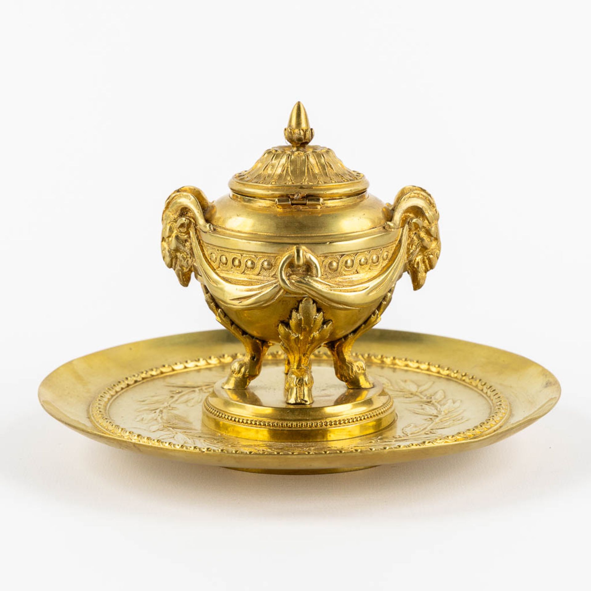 An inkpot decorated with ram's and garlands heads in Louis XVI style. Gilt bronze. (H:13 x D:19 cm) - Bild 4 aus 12