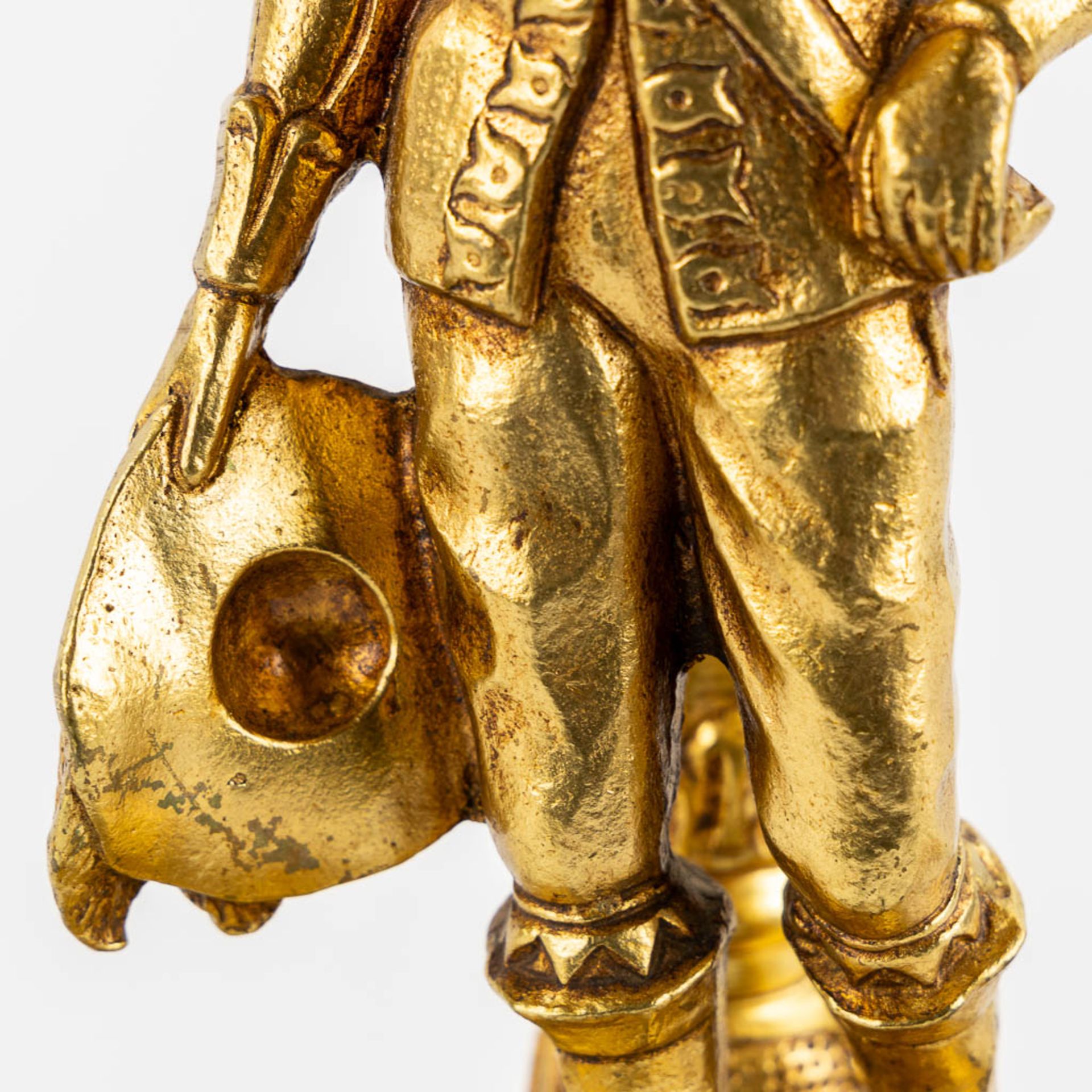 A large and decorative table lamp with a musketeer figurine, gilt bronze. 20th C. (H:61 x D:46 cm) - Image 9 of 11