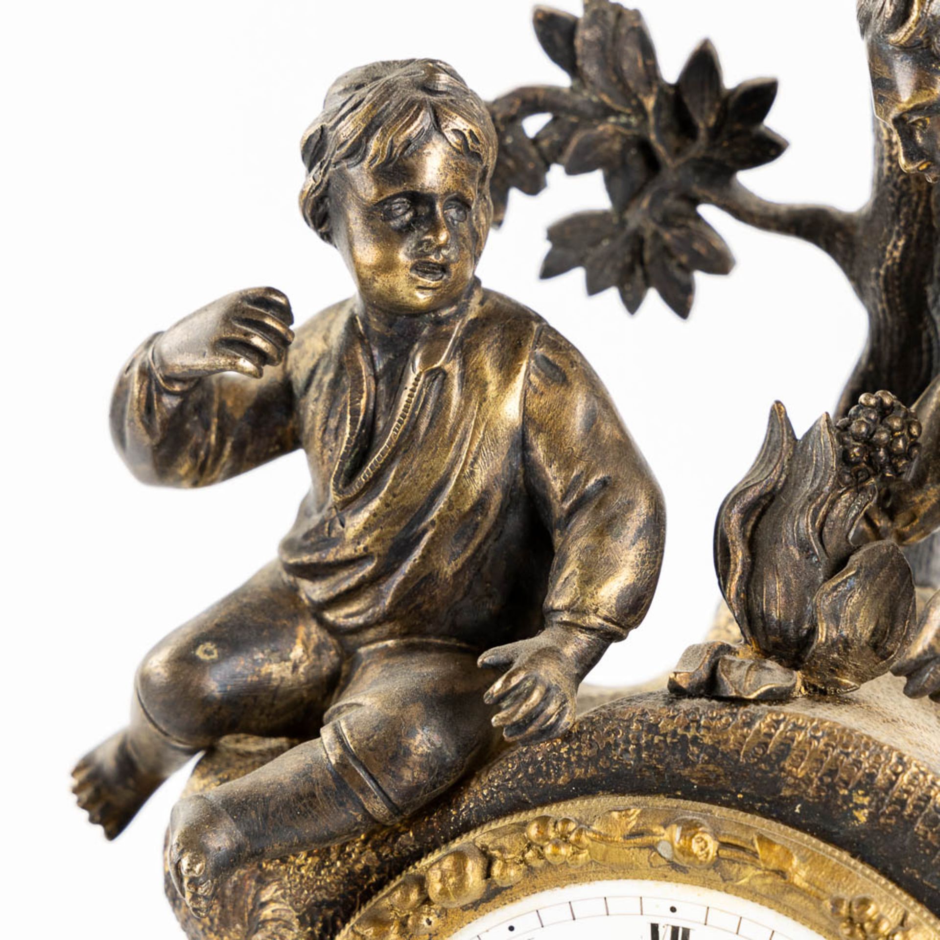 A mantle clock, patinated and gilt bronze with a hunting and camping scène. 19th C. (L:10 x W:30 x H - Bild 7 aus 11