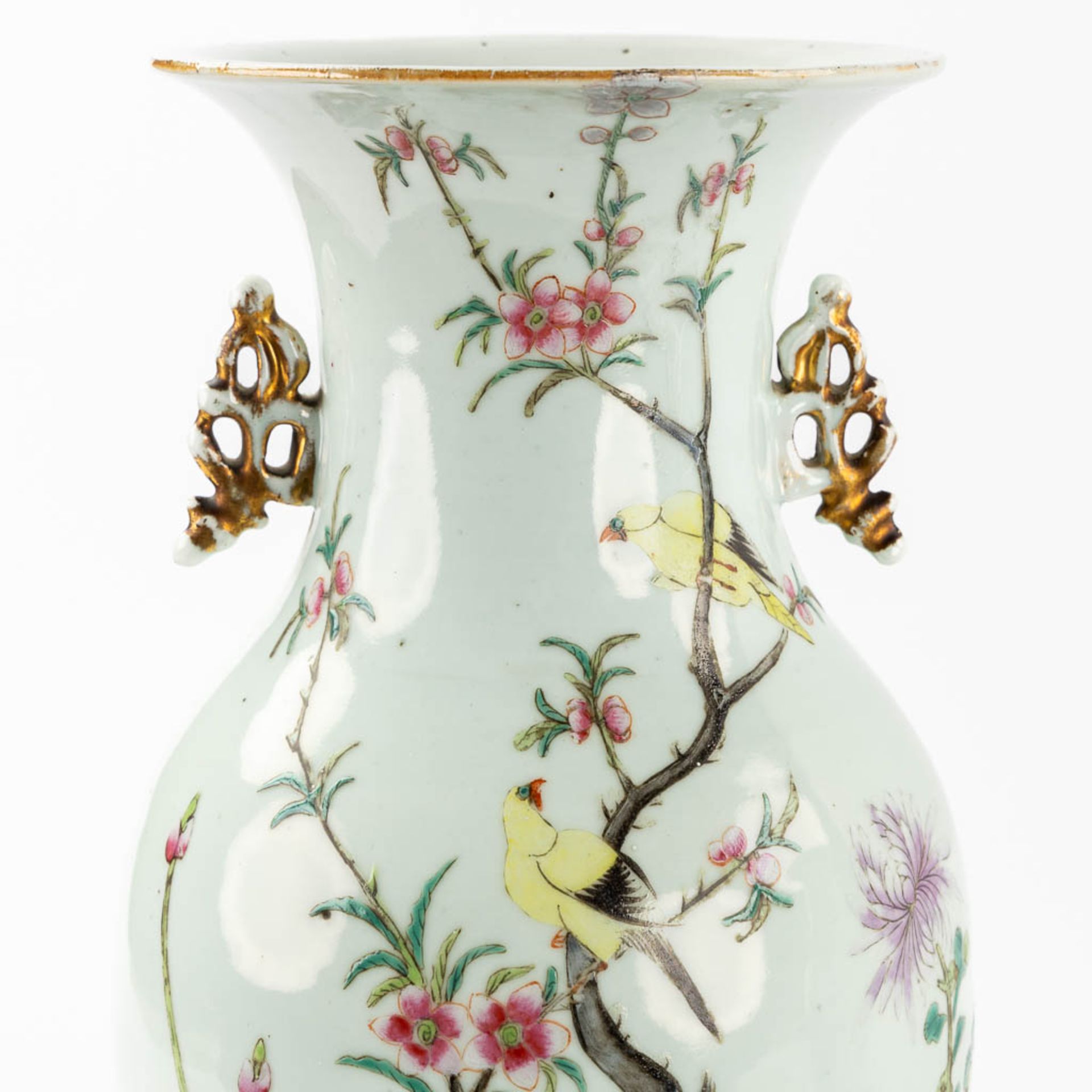 Two Chinese vases, blue-white with a Foo Dog, Famille Rose with a bird and flora. 19th/20th C. (H:43 - Image 9 of 10